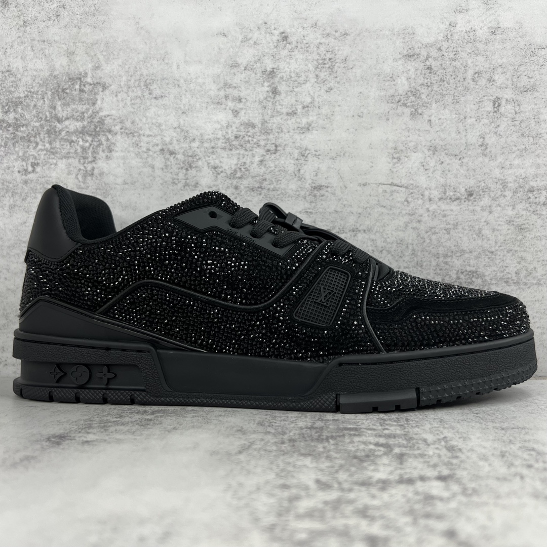 Louis Vuitton 新款上架 2062 Louis*Vuitto* LV trainer 满钻系列 走秀款TRAINER 大底和面料私模 绝对下血本费心思的一款鞋子 自Vifgil到来之后而设计的这一系列 每一季度都深受众多粉丝的青睐 TPU 大底 包装