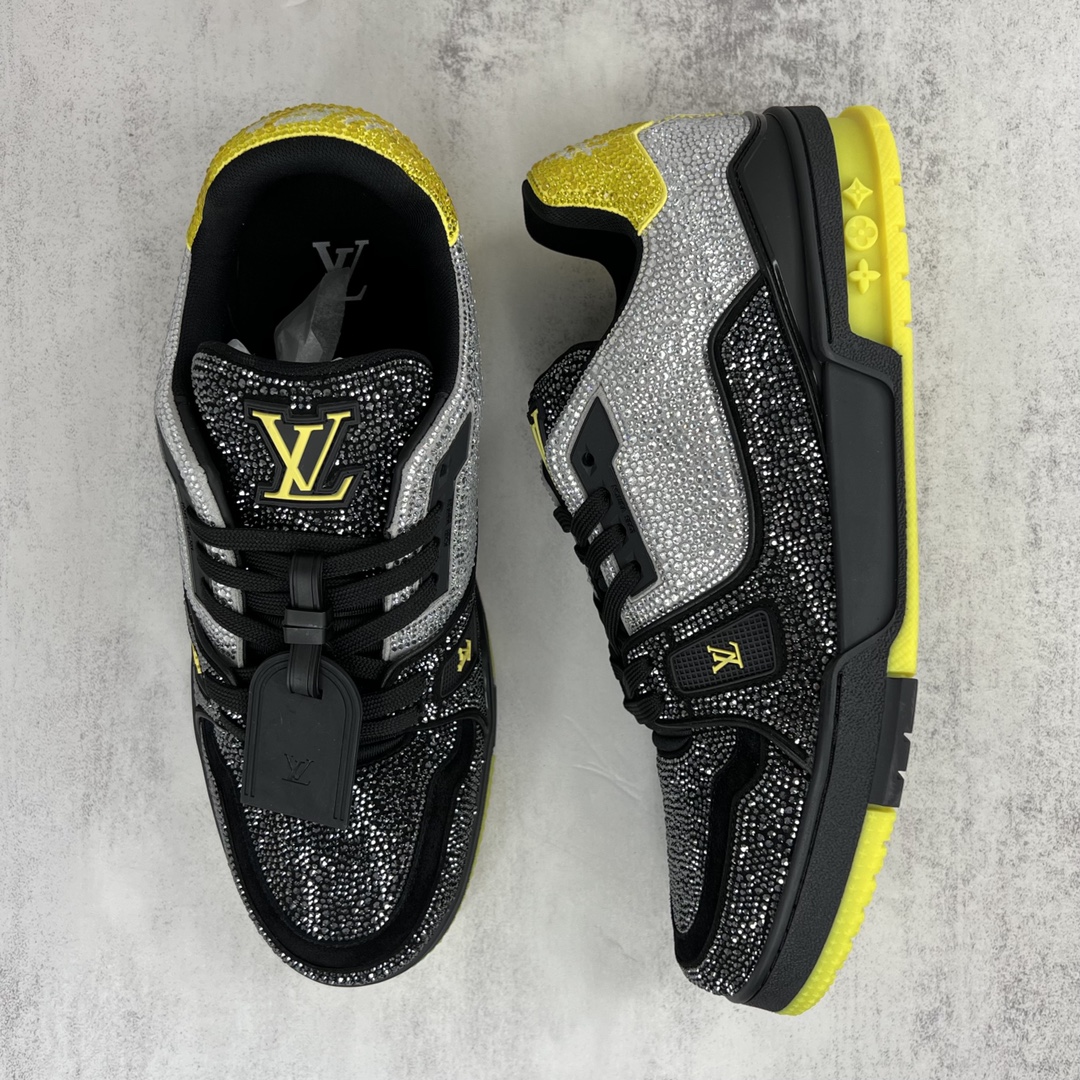 Louis Vuitton 新款上架 2062 Louis*Vuitto* LV trainer 满钻系列 走秀款TRAINER 大底和面料私模 绝对下血本费心思的一款鞋子 自Vifgil到来之后而设计的这一系列 每一季度都深受众多粉丝的青睐 TPU 大底 包装