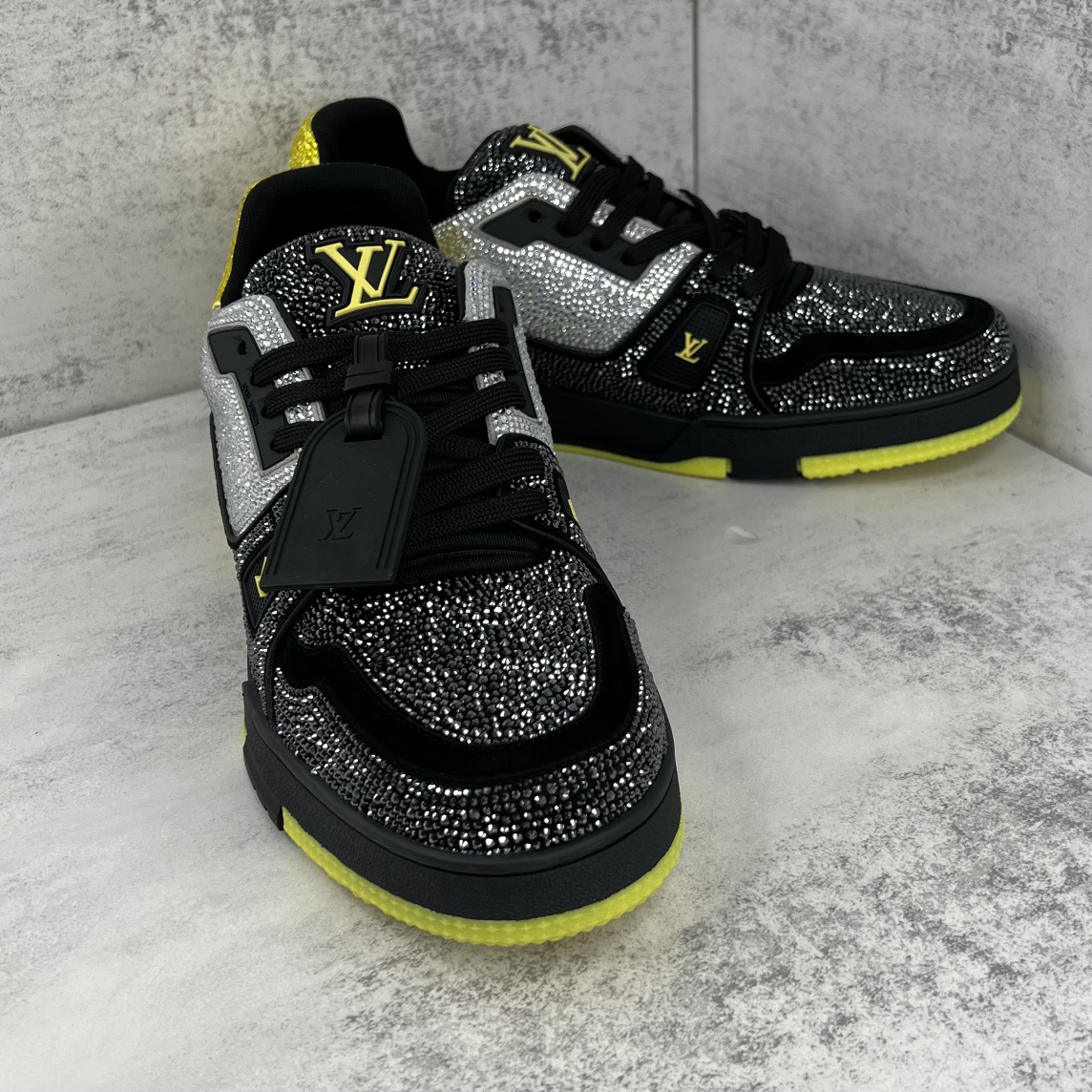 Louis Vuitton 新款上架 2062 Louis*Vuitto* LV trainer 满钻系列 走秀款TRAINER 大底和面料私模 绝对下血本费心思的一款鞋子 自Vifgil到来之后而设计的这一系列 每一季度都深受众多粉丝的青睐 TPU 大底 包装