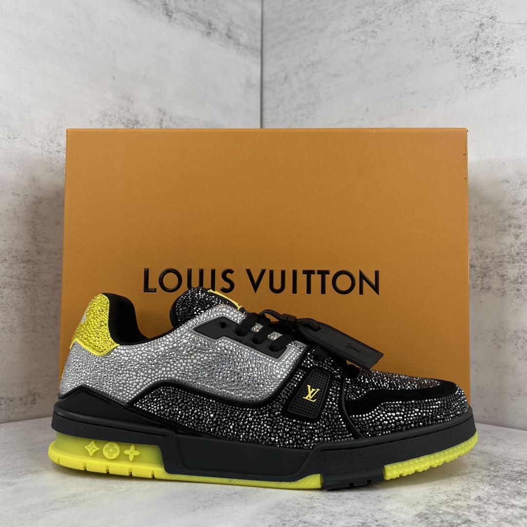 Louis Vuitton 新款上架 2062 Louis*Vuitto* LV trainer 满钻系列 走秀款TRAINER 大底和面料私模 绝对下血本费心思的一款鞋子 自Vifgil到来之后而设计的这一系列 每一季度都深受众多粉丝的青睐 TPU 大底 包装