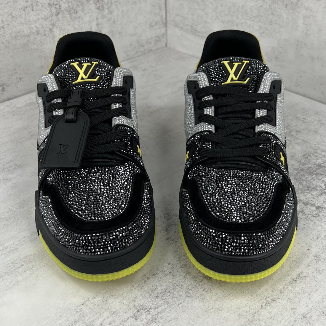 Louis Vuitton 新款上架 2062 Louis*Vuitto* LV trainer 满钻系列 走秀款TRAINER 大底和面料私模 绝对下血本费心思的一款鞋子 自Vifgil到来之后而设计的这一系列 每一季度都深受众多粉丝的青睐 TPU 大底 包装