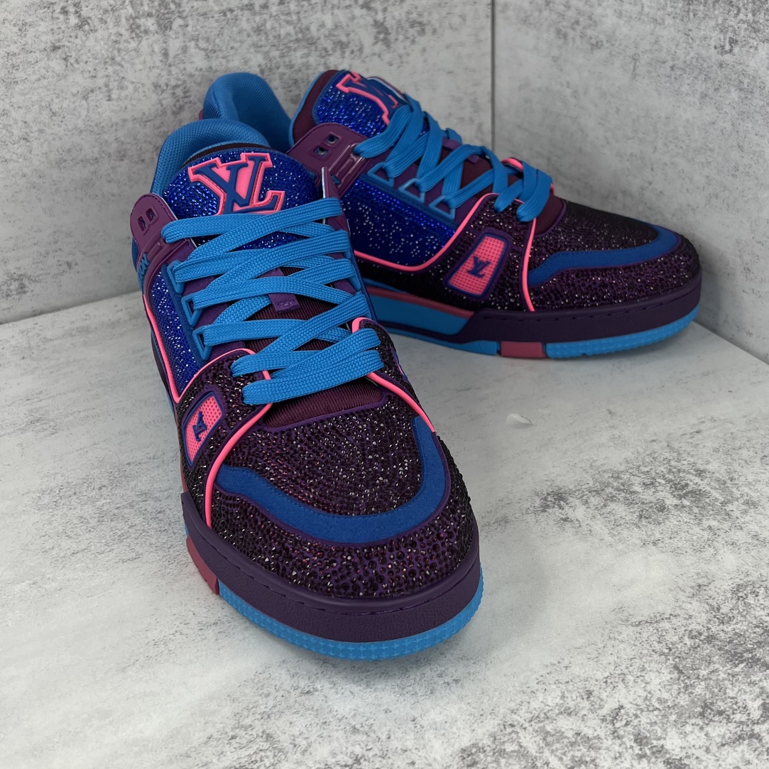 Louis Vuitton 新款上架 2062 Louis*Vuitto* LV trainer 满钻系列 走秀款TRAINER 大底和面料私模 绝对下血本费心思的一款鞋子 自Vifgil到来之后而设计的这一系列 每一季度都深受众多粉丝的青睐 TPU 大底 包装
