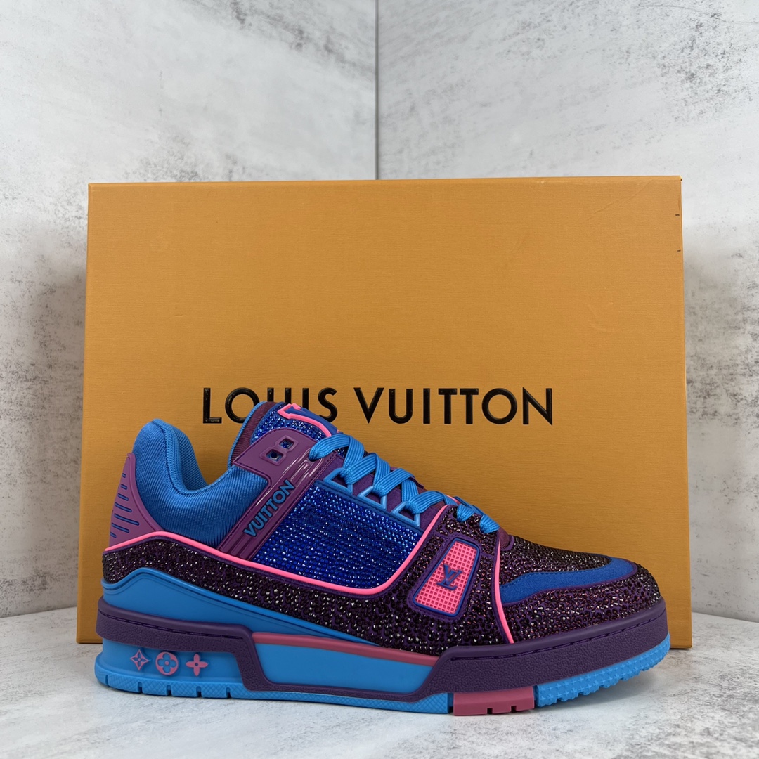 Louis Vuitton 新款上架 2062 Louis*Vuitto* LV trainer 满钻系列 走秀款TRAINER 大底和面料私模 绝对下血本费心思的一款鞋子 自Vifgil到来之后而设计的这一系列 每一季度都深受众多粉丝的青睐 TPU 大底 包装