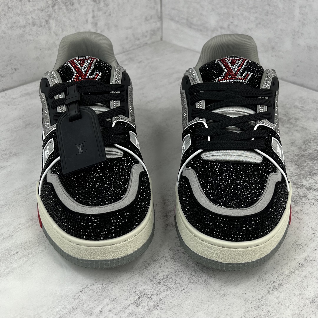 Louis Vuitton 新款上架 2062 Louis*Vuitto* LV trainer 满钻系列 走秀款TRAINER 大底和面料私模 绝对下血本费心思的一款鞋子 自Vifgil到来之后而设计的这一系列 每一季度都深受众多粉丝的青睐 TPU 大底 包装