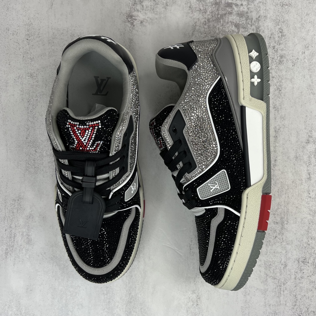 Louis Vuitton 新款上架 2062 Louis*Vuitto* LV trainer 满钻系列 走秀款TRAINER 大底和面料私模 绝对下血本费心思的一款鞋子 自Vifgil到来之后而设计的这一系列 每一季度都深受众多粉丝的青睐 TPU 大底 包装