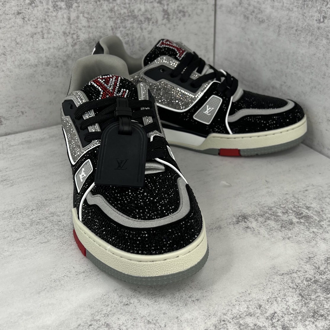 Louis Vuitton 新款上架 2062 Louis*Vuitto* LV trainer 满钻系列 走秀款TRAINER 大底和面料私模 绝对下血本费心思的一款鞋子 自Vifgil到来之后而设计的这一系列 每一季度都深受众多粉丝的青睐 TPU 大底 包装
