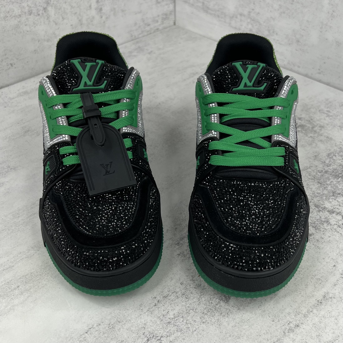 Louis Vuitton 新款上架 2062 Louis*Vuitto* LV trainer 满钻系列 走秀款TRAINER 大底和面料私模 绝对下血本费心思的一款鞋子 自Vifgil到来之后而设计的这一系列 每一季度都深受众多粉丝的青睐 TPU 大底 包装