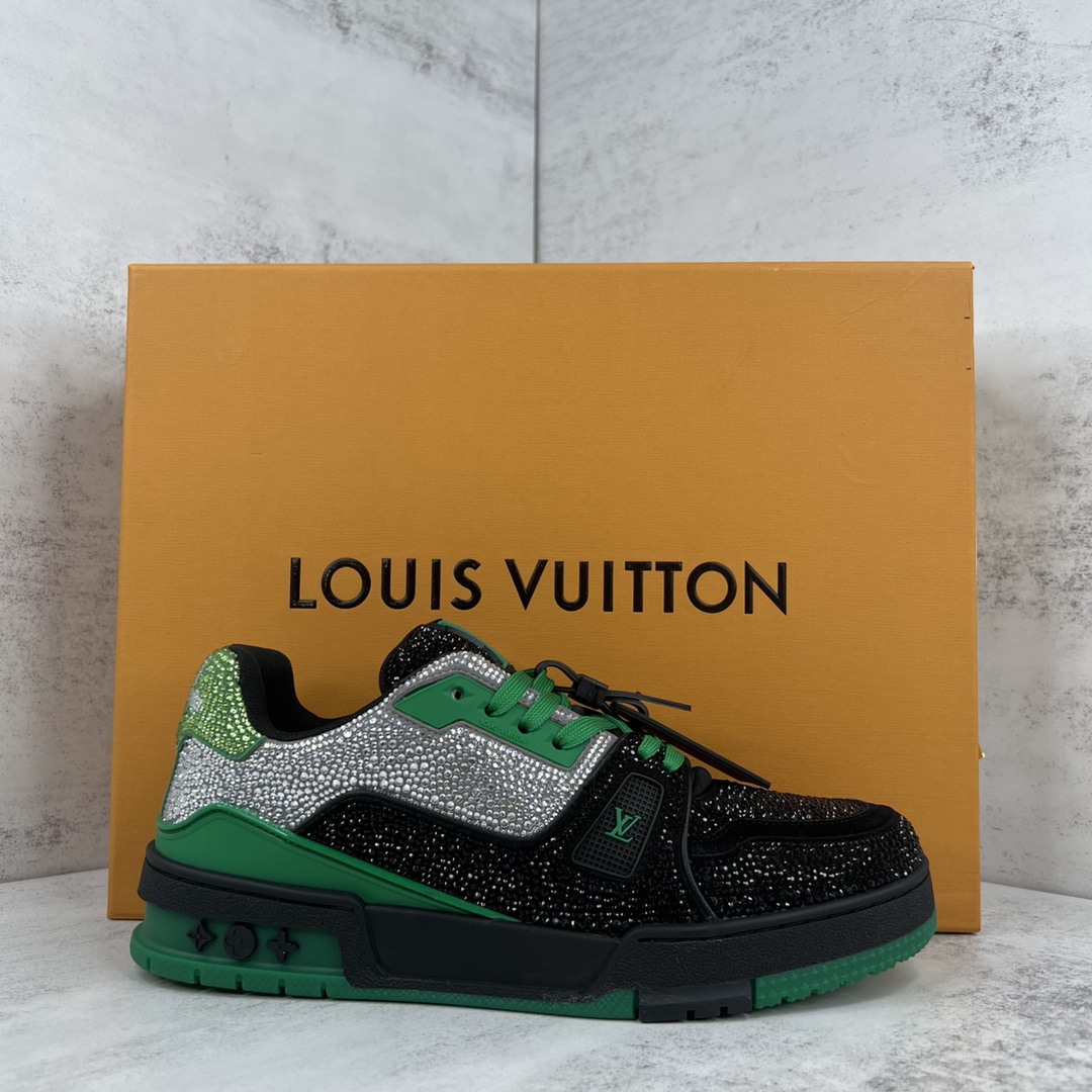 Louis Vuitton 新款上架 2062 Louis*Vuitto* LV trainer 满钻系列 走秀款TRAINER 大底和面料私模 绝对下血本费心思的一款鞋子 自Vifgil到来之后而设计的这一系列 每一季度都深受众多粉丝的青睐 TPU 大底 包装