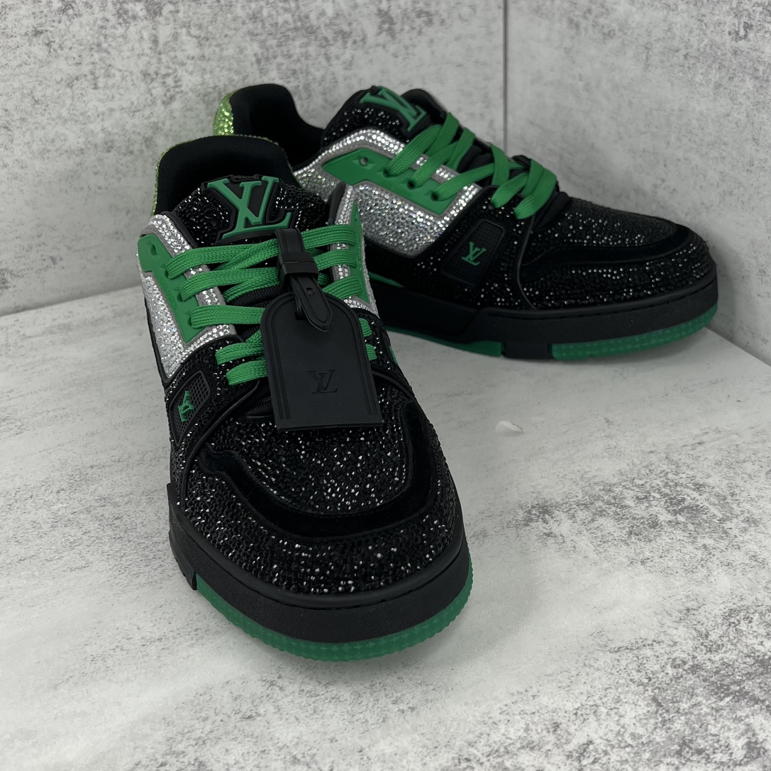 Louis Vuitton 新款上架 2062 Louis*Vuitto* LV trainer 满钻系列 走秀款TRAINER 大底和面料私模 绝对下血本费心思的一款鞋子 自Vifgil到来之后而设计的这一系列 每一季度都深受众多粉丝的青睐 TPU 大底 包装