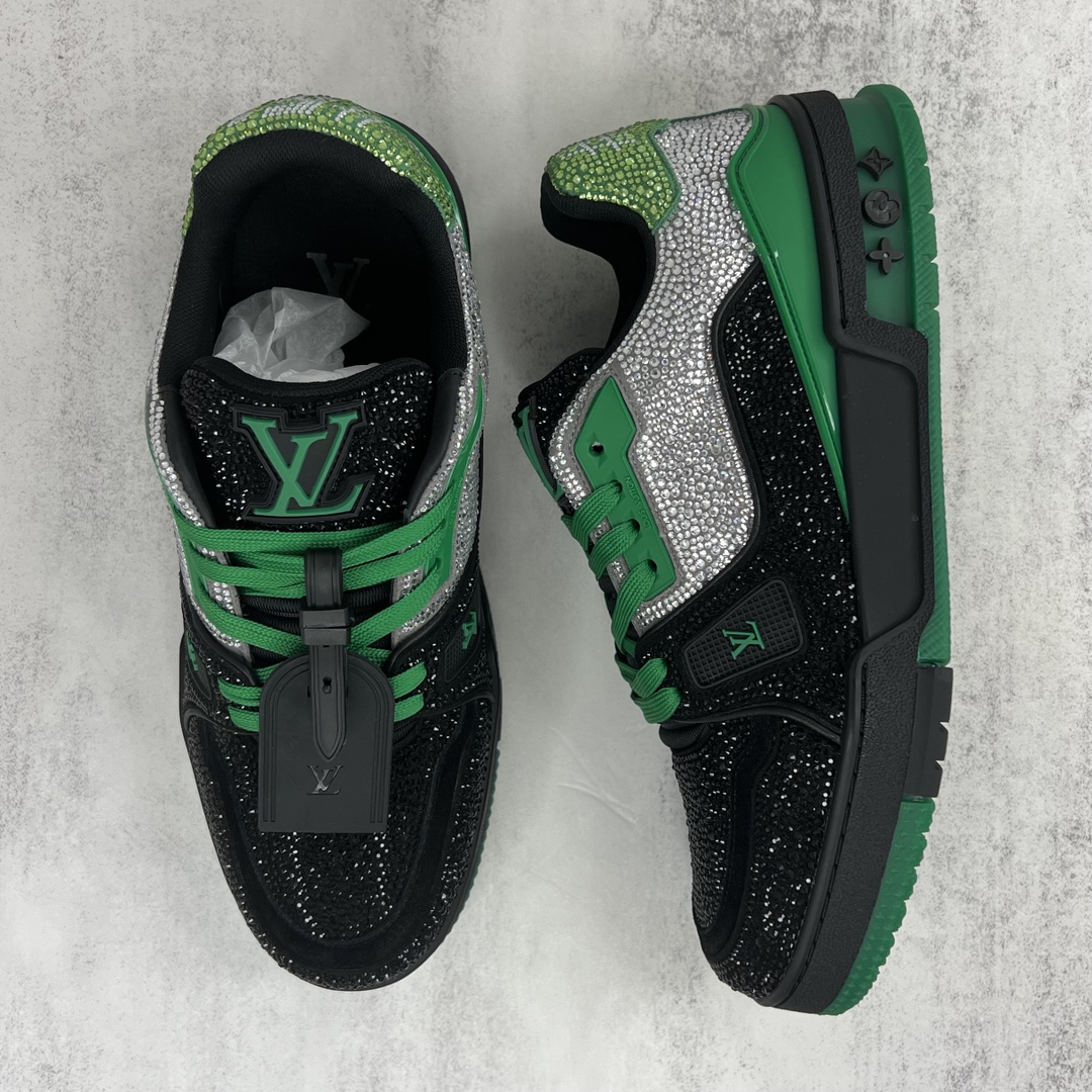 Louis Vuitton 新款上架 2062 Louis*Vuitto* LV trainer 满钻系列 走秀款TRAINER 大底和面料私模 绝对下血本费心思的一款鞋子 自Vifgil到来之后而设计的这一系列 每一季度都深受众多粉丝的青睐 TPU 大底 包装