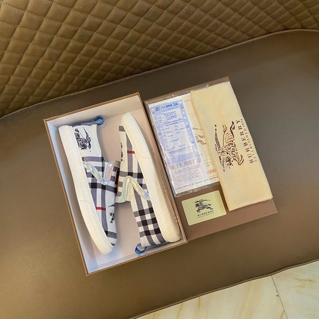 I5    Burberry 巴宝莉 经典休闲鞋2022休闲运动男鞋，懒人套脚板鞋 帆船鞋 全新米兰时装时尚的设计，完美做工，原版复刻 霸气花纹😍 材质：头层牛皮➕进口布料柔软舒适，羊皮鞋垫，适合户外青年跑步🏃户外司机驾车鞋 🚗套脚方便 懒人乐福首选原版橡胶耐磨大底，男鞋