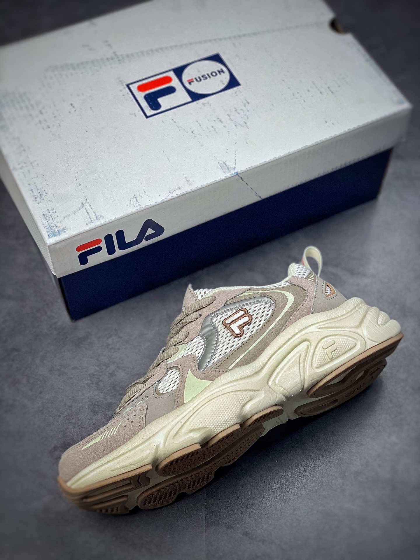 180 FILA 斐乐厚底减震跑步鞋 网布材质老爹鞋 T12W227328FWS