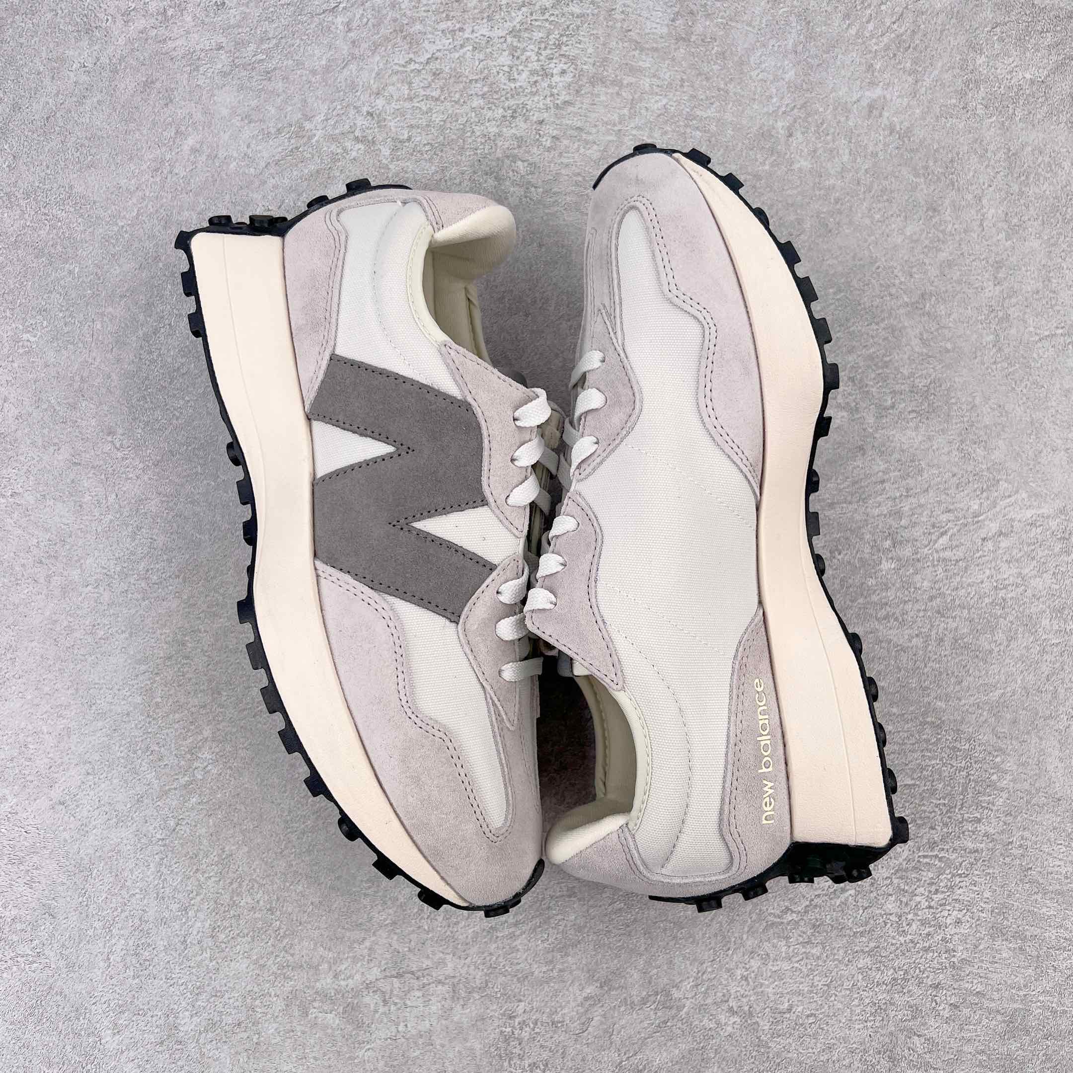 图片[3]-💰190 ＃M纯原 New Balance NB327 新百伦系列复古休闲运动慢跑鞋 原厂细翻毛 原数据档案结合二次高弾MD材料打造原版鞋底 鞋面由原厂特殊定制材料纹路细腻 多道序QC把关品质完善 细节完美 以更纯粹的复古风格设计打造的全新造型 侧身还以解构设计 将 N 字标志以做旧压花样式呈现 样式别具新意 而麂皮、冲孔皮革的塑造 则呈现出高级怀旧气质 也让鞋款在奢华时装风格与运动氛围之间达到了平衡 尺码：36 37 37.5 38 38.5 39.5 40 40.5 41.5 42 42.5 43 44 44.5 45 45.5 编码：by2936060-运动鞋