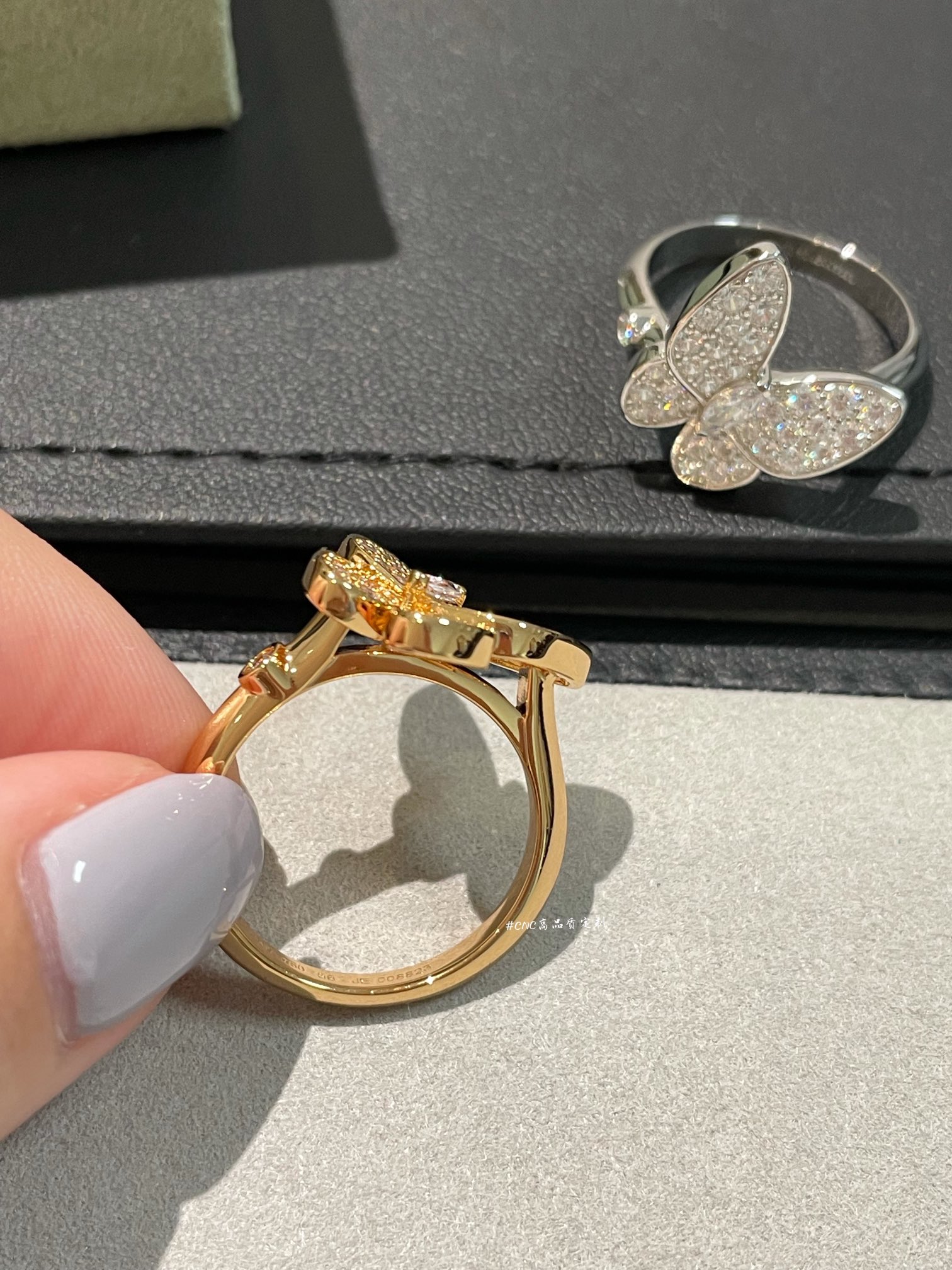 Van Cleef & Arpels 梵家 蝴蝶 上下错落的设计让蝴蝶更加立体 我一直都很喜欢v家的蝴蝶系列 细节真的很难做‼ 钻为进口硅钛料一级钻进行手镶