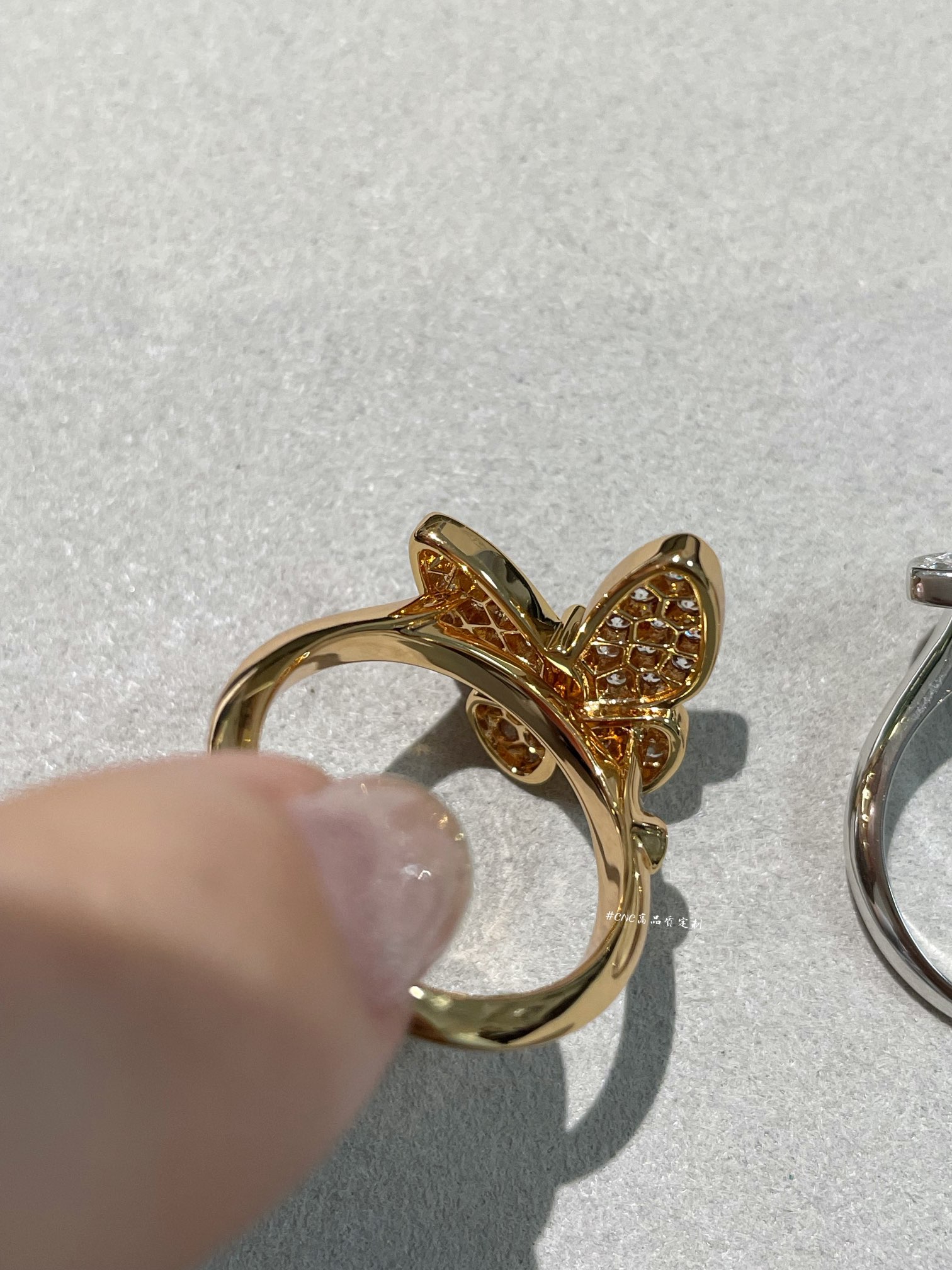 Van Cleef & Arpels 梵家 蝴蝶 上下错落的设计让蝴蝶更加立体 我一直都很喜欢v家的蝴蝶系列 细节真的很难做‼ 钻为进口硅钛料一级钻进行手镶