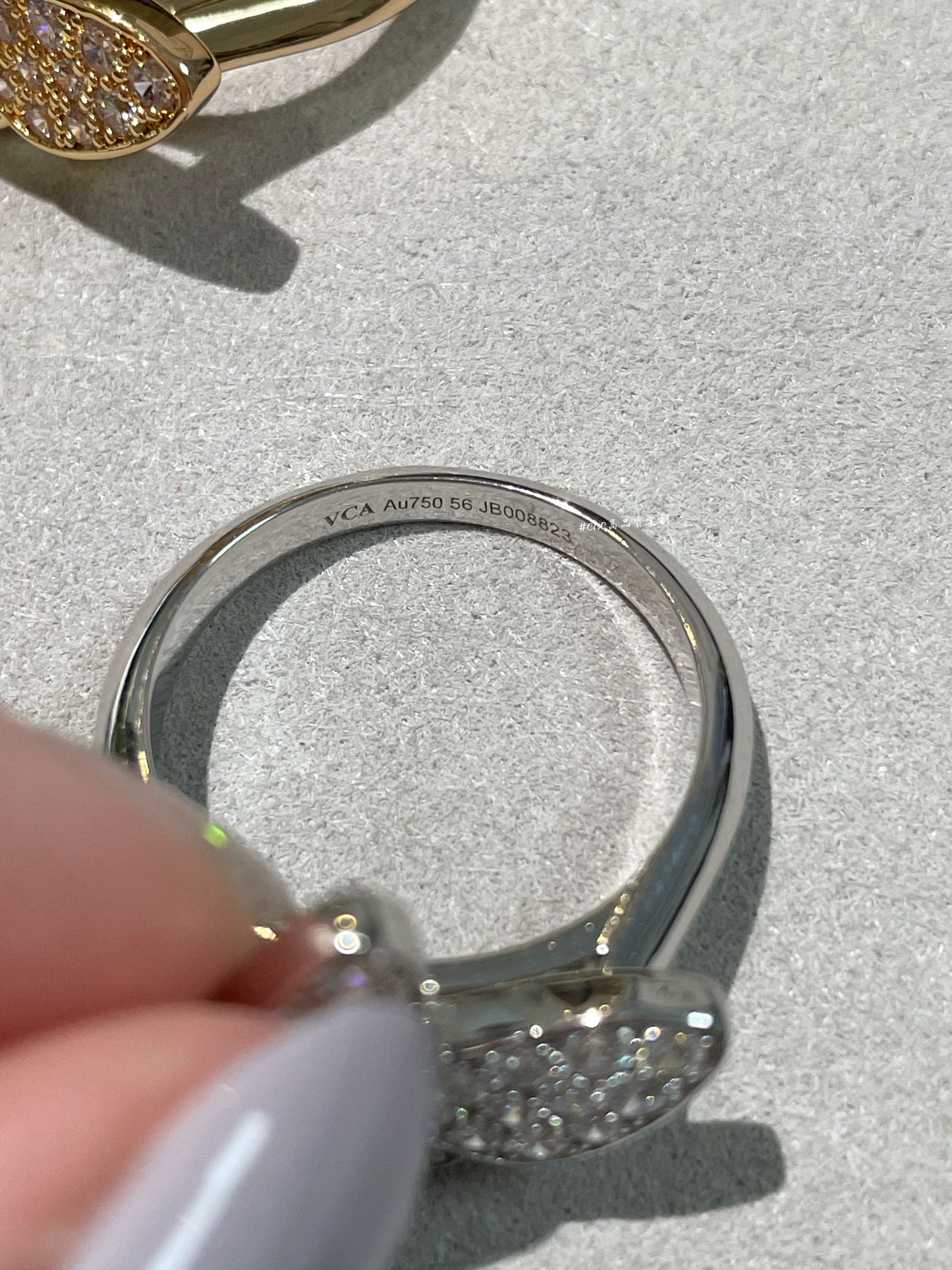 Van Cleef & Arpels 梵家 蝴蝶 上下错落的设计让蝴蝶更加立体 我一直都很喜欢v家的蝴蝶系列 细节真的很难做‼ 钻为进口硅钛料一级钻进行手镶