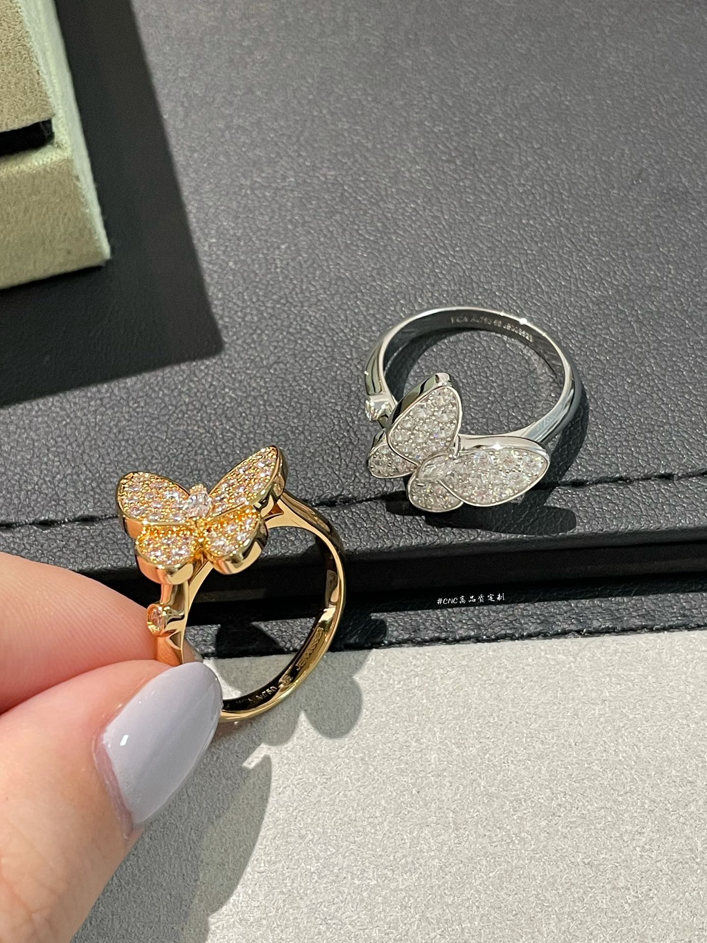 Van Cleef & Arpels 梵家 蝴蝶 上下错落的设计让蝴蝶更加立体 我一直都很喜欢v家的蝴蝶系列 细节真的很难做‼ 钻为进口硅钛料一级钻进行手镶