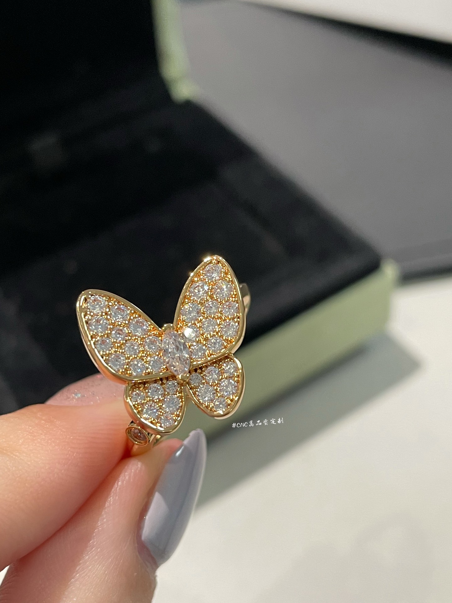 Van Cleef & Arpels 梵家 蝴蝶 上下错落的设计让蝴蝶更加立体 我一直都很喜欢v家的蝴蝶系列 细节真的很难做‼ 钻为进口硅钛料一级钻进行手镶