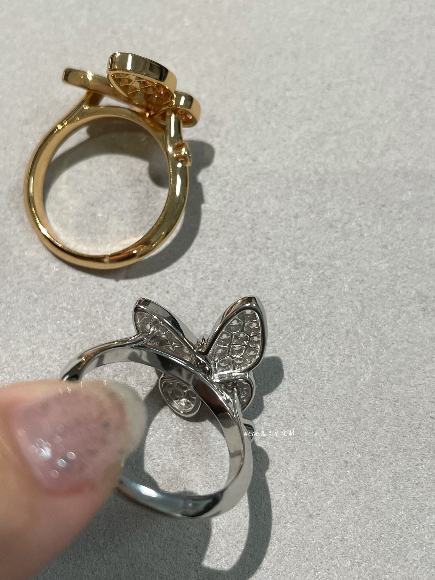 Van Cleef & Arpels 梵家 蝴蝶 上下错落的设计让蝴蝶更加立体 我一直都很喜欢v家的蝴蝶系列 细节真的很难做‼ 钻为进口硅钛料一级钻进行手镶