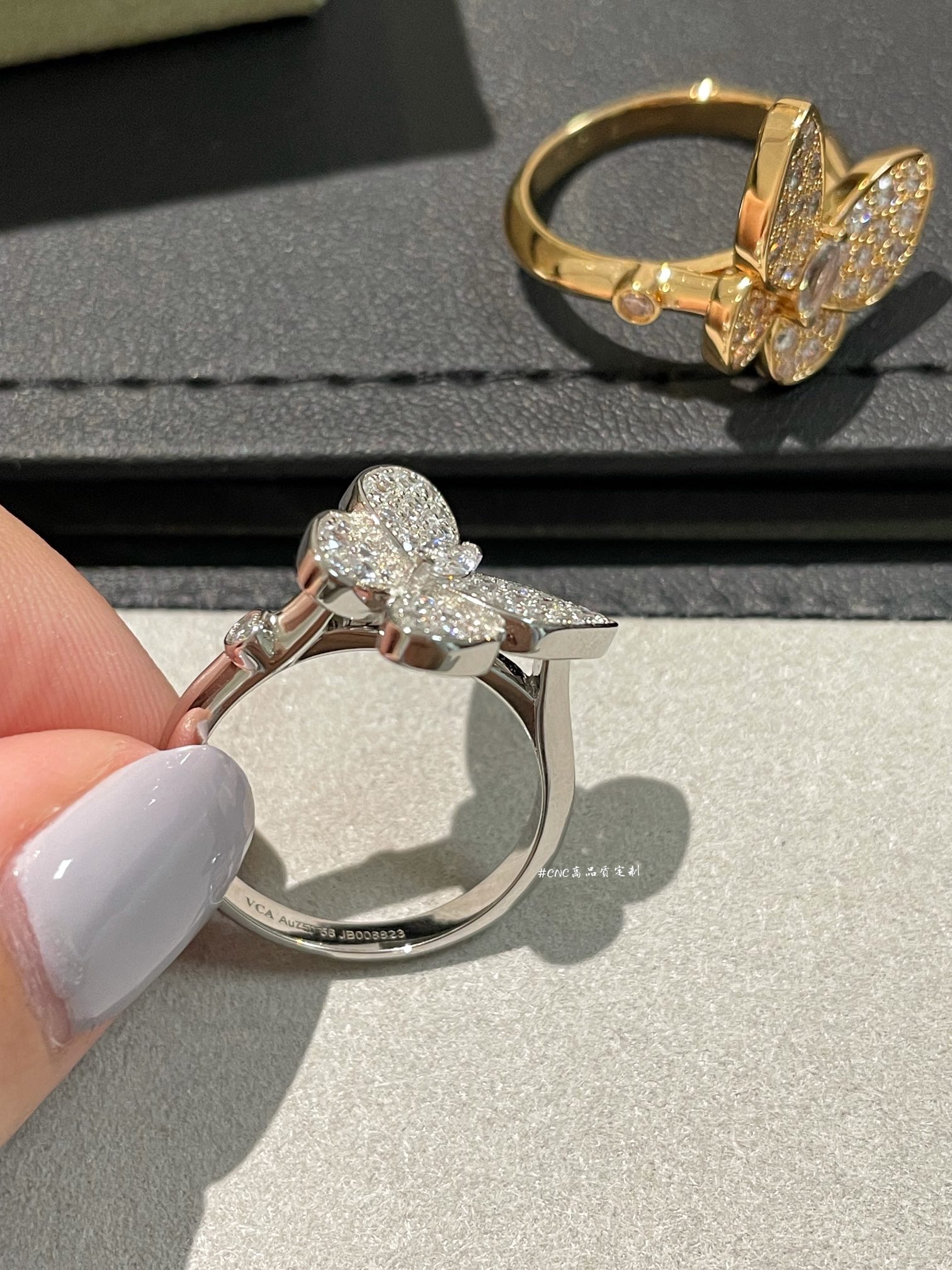 Van Cleef & Arpels 梵家 蝴蝶 上下错落的设计让蝴蝶更加立体 我一直都很喜欢v家的蝴蝶系列 细节真的很难做‼ 钻为进口硅钛料一级钻进行手镶