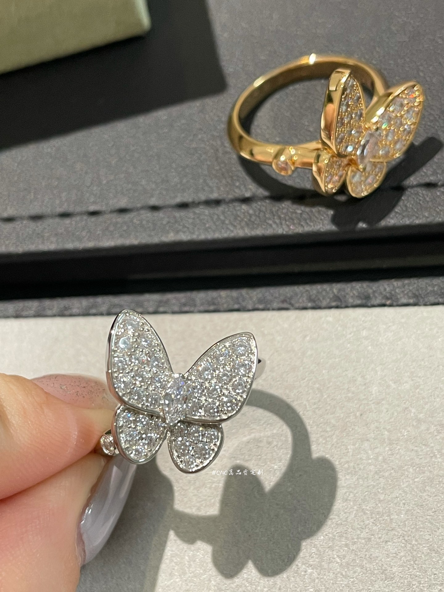 Van Cleef & Arpels 梵家 蝴蝶 上下错落的设计让蝴蝶更加立体 我一直都很喜欢v家的蝴蝶系列 细节真的很难做‼ 钻为进口硅钛料一级钻进行手镶