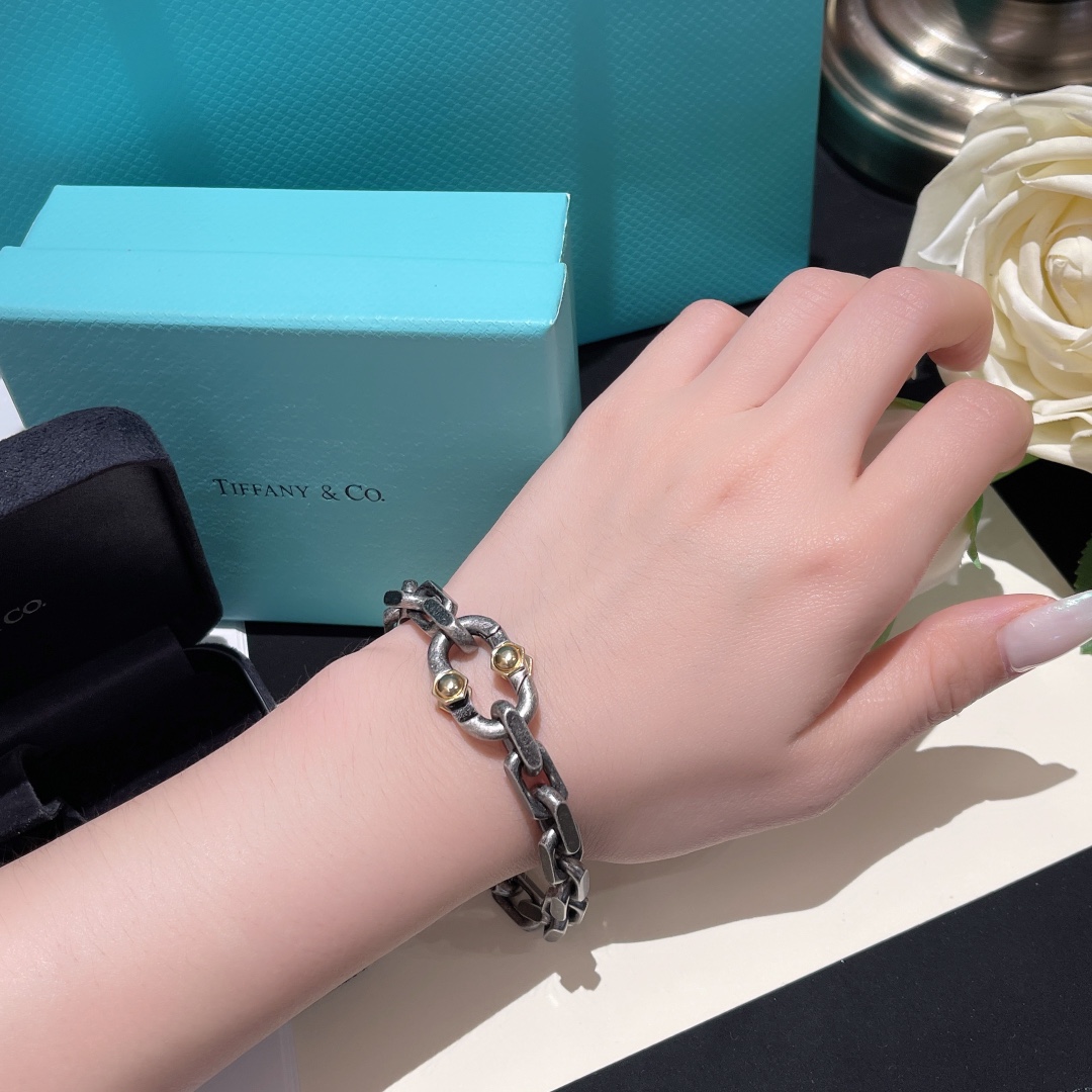 NO:703070,T wide link bracelet, fashionable boys, please take note!  Tiffany Men's Men's Jewelry Fashionable boys, please note that although it is always said in love movies, 'Diamonds are a girl's best friend', Tiffany & Co. is not just for girls. Thick-plated 18k vintage silver, 17#19#2 sizes, fashionable men and women wear it, bracelet, Cartier high-end jewelry19860909T宽式链结式手链 时髦男孩请注意！ Tiffany Men's 男士珠宝 时髦男孩们请注意,虽然爱情电影里总说,“钻石是女孩最好的朋友”,但Tiffany & Co. 并不只是女孩的专属厚镀18k复古银,17#19#2个尺寸,时髦男女都佩戴,,bracelet,卡迪亚高端饰品,Jewelry
