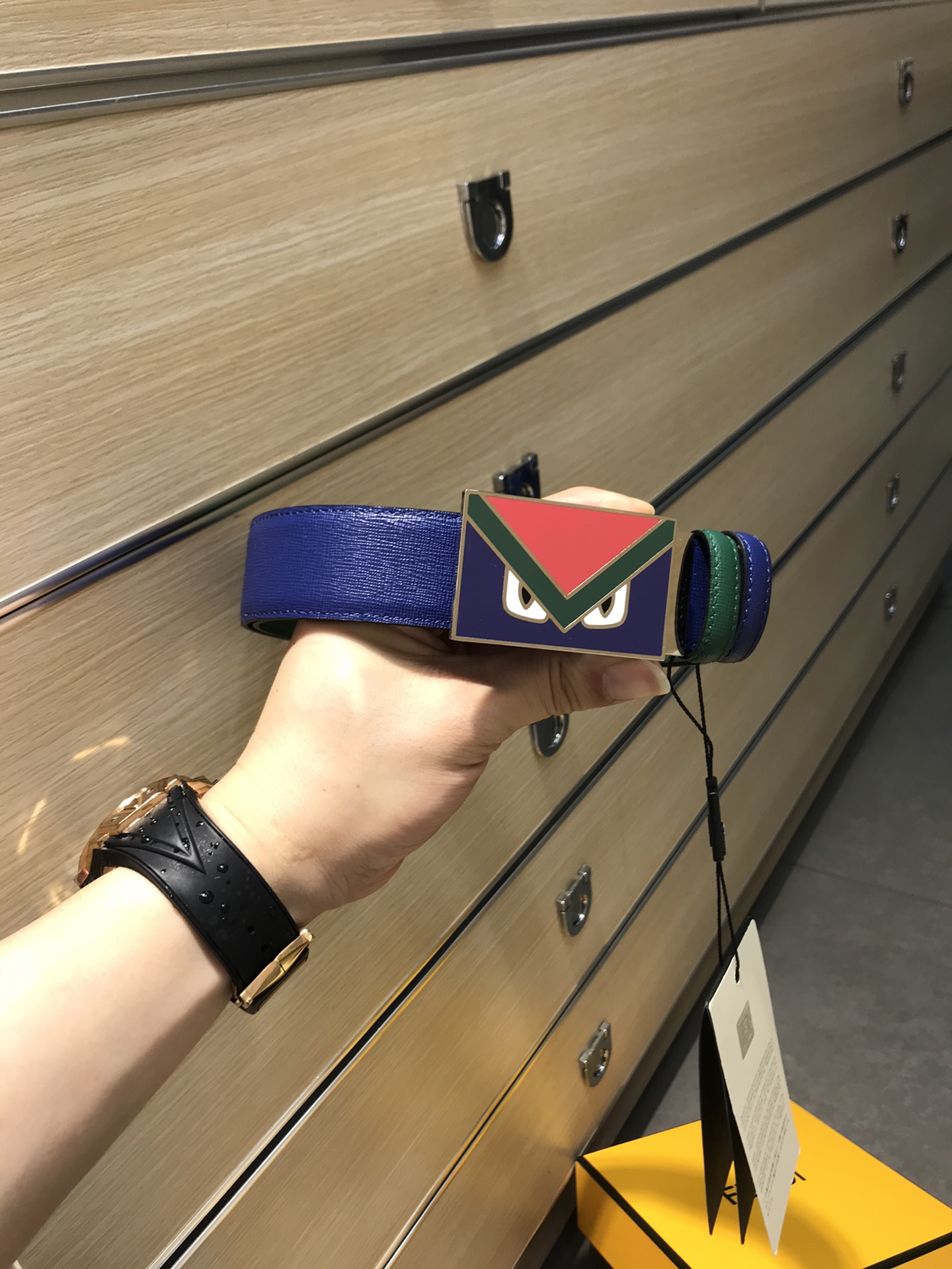 NO:139674,Original single FF series, FD width 35MM latest counter model, Galeries Lafayette series, double-sided belt, blue and green cross pattern, comfortable to touch, rectangular enamel buckle, decorative BAG BUGS shape and palladium-plated details, double leather buckles are consistent with the belt, quality assurance!  ,belt19860909原单 FF系列, FD 宽35MM 专柜最新款 老佛爷小怪兽系列 双面用腰带 蓝绿十字纹,手感舒适,长方形珐琅带扣 装饰BAG BUGS造型和镀钯细节,双皮质扣环与皮带一致,品质保证！,皮带,Belt