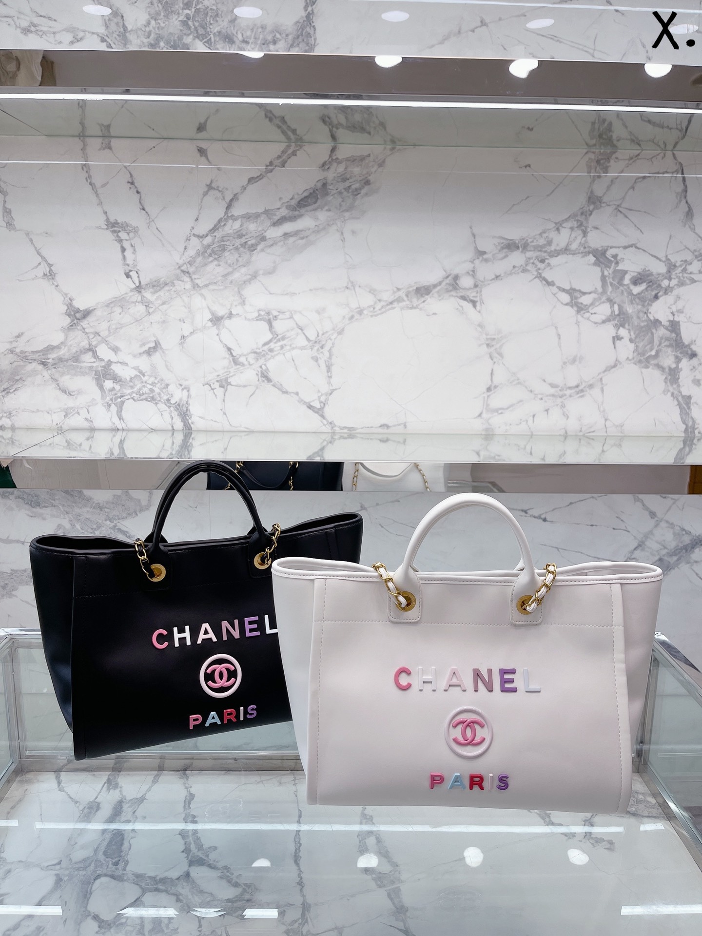 J5 购物袋 CHANEL 沙滩包购物袋 CHANEL沙滩包每年都会出新的款 跟老款不同的logo装饰更加高端大气 容量超级可妈咪包 简约休闲的设计深受欢迎 而且容量够大又轻便时髦 适合日常使用更适合出差旅行时轻轻休闲的搭配，实用性极高 小香沙滩包. 是夏天的小海滩呀~