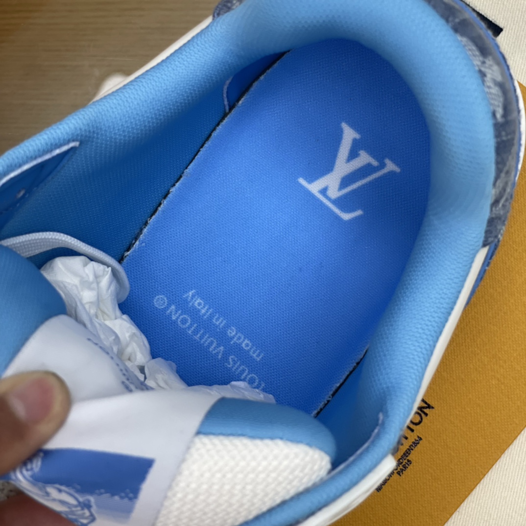 LV/路易威登   采用小牛皮制成男款运动跑鞋