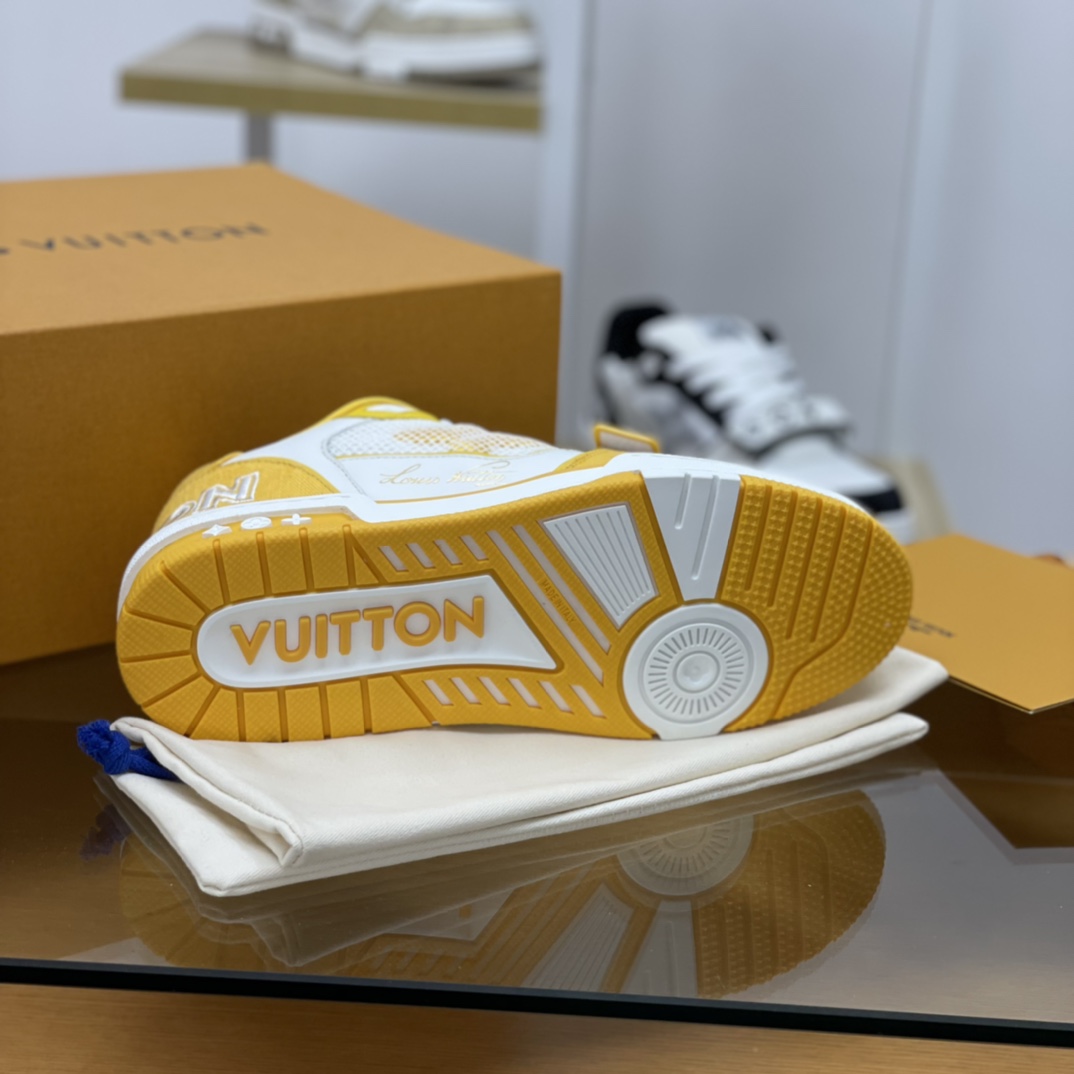 LV/路易威登   采用小牛皮制成男款运动跑鞋