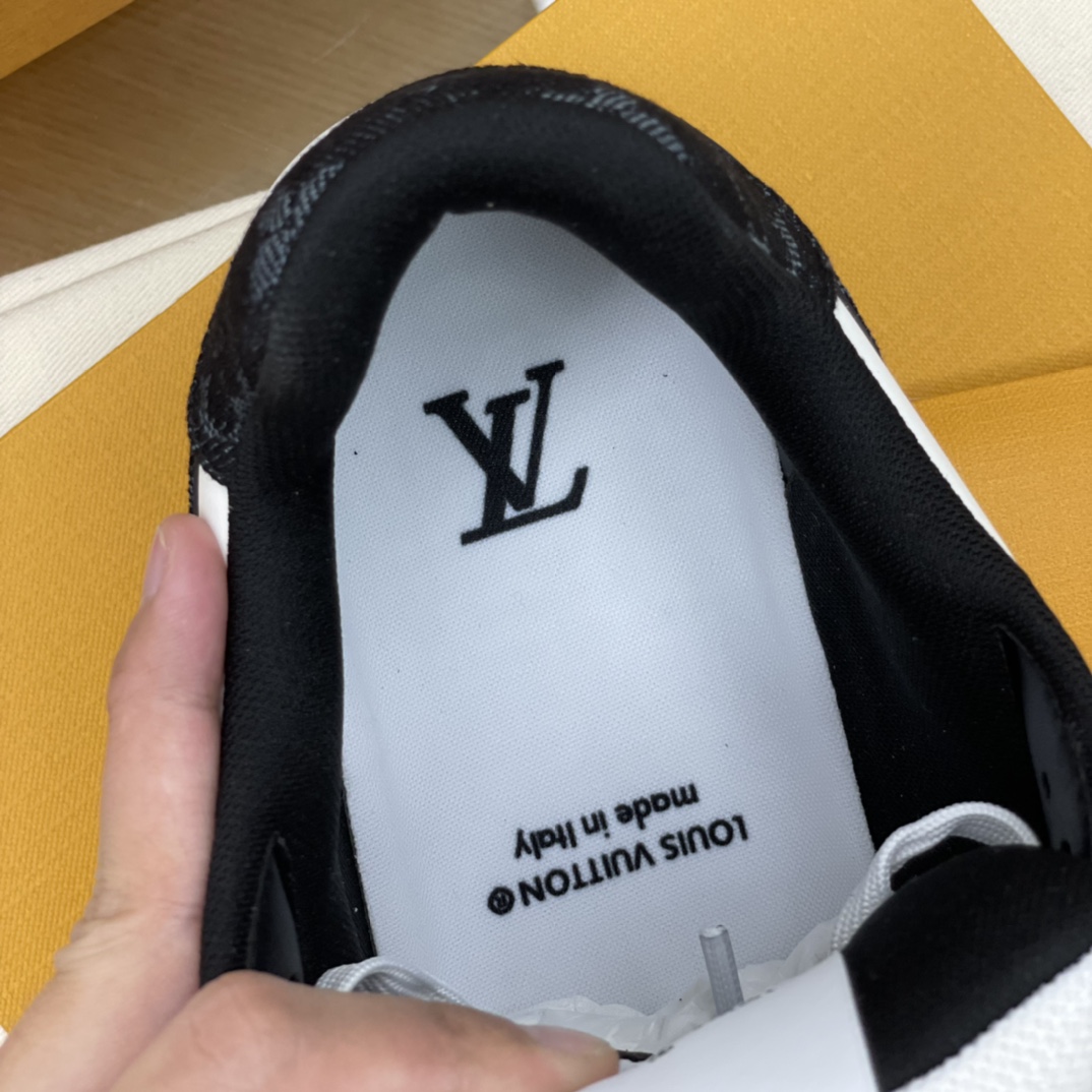 LV/路易威登   采用小牛皮制成男款运动跑鞋