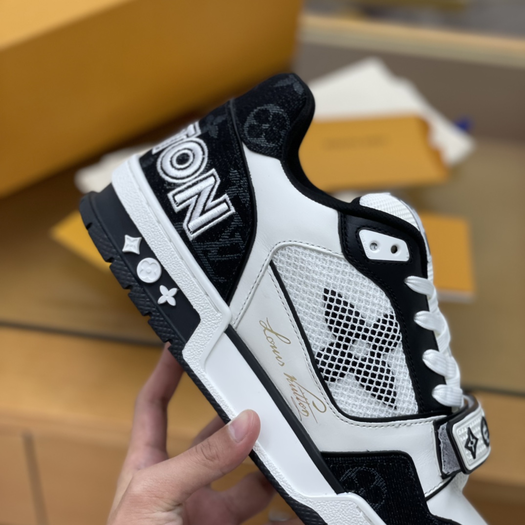 LV/路易威登   采用小牛皮制成男款运动跑鞋