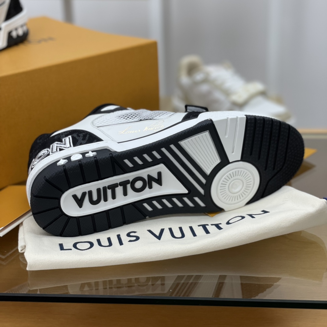 LV/路易威登   采用小牛皮制成男款运动跑鞋