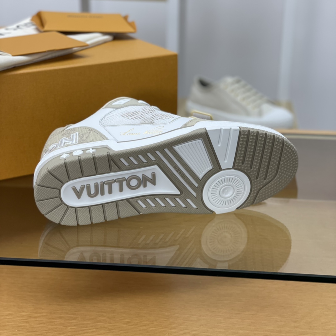 LV/路易威登   采用小牛皮制成男款运动跑鞋