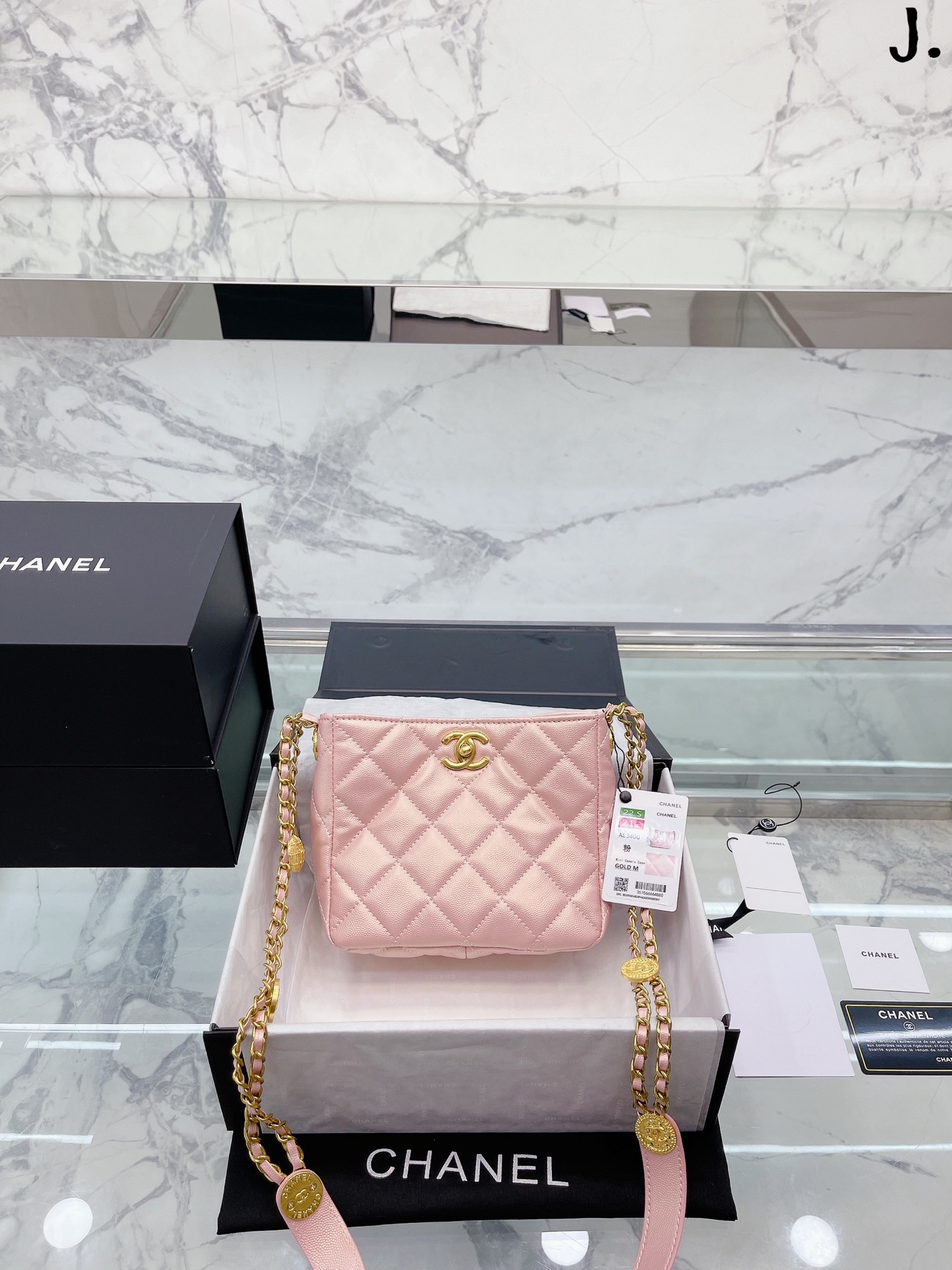 J0 2022chanel手工坊系列金币嬉皮包 包身是牛皮制作，质感比较好 看起来就很耐磨的皮质 这种的香香已经不使用镭射标了哦 都换成是金属标，可以直接去专柜扫码~ 方胖子的包身，搭配复古香奈儿大金扣 包包的链条 類上还有一枚金币 尺寸 20 16cm 折叠礼盒包装”},”showAddCart”:true,”sku”:{“id”:”default