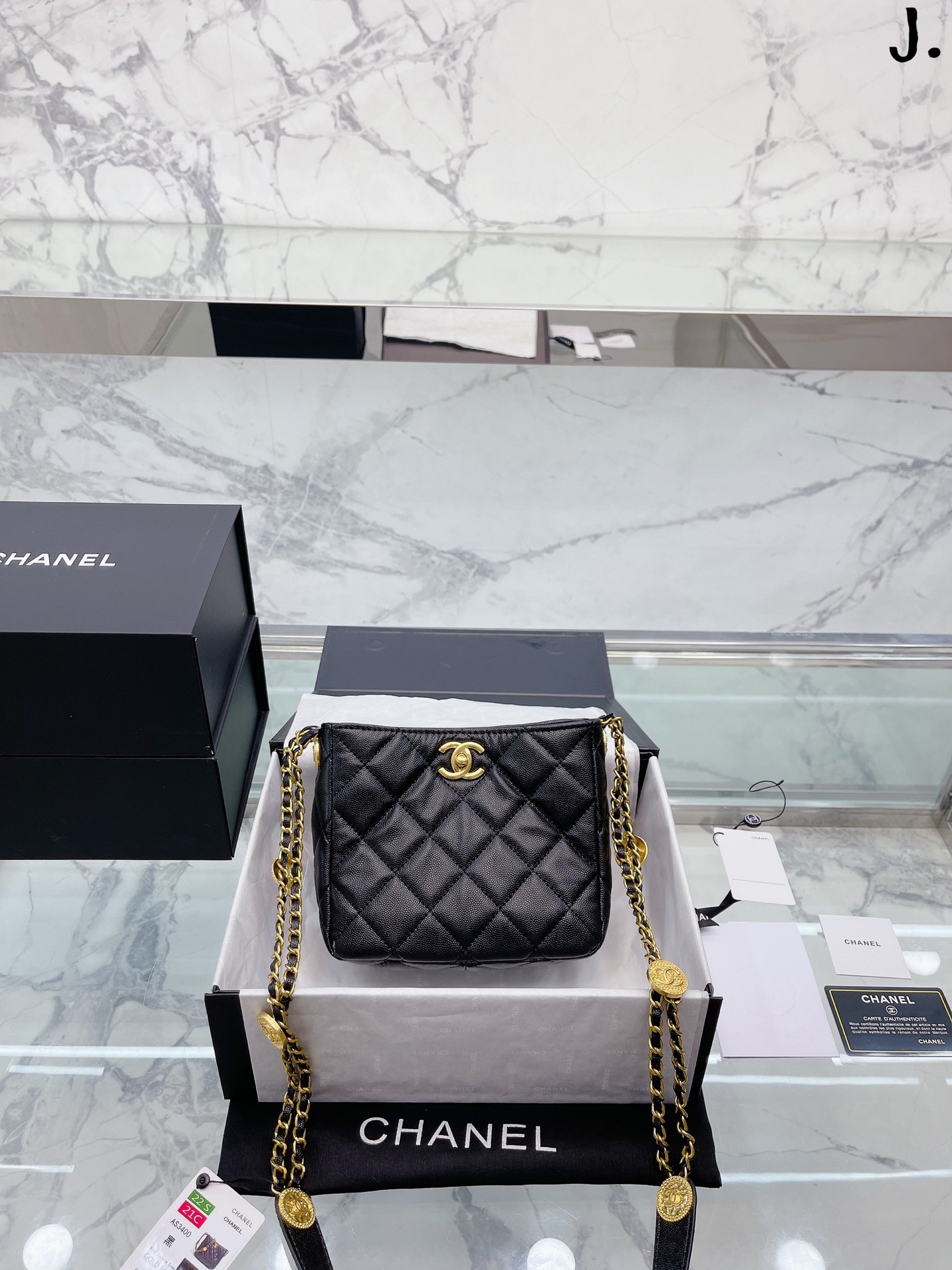 J0 2022chanel手工坊系列金币嬉皮包 包身是牛皮制作，质感比较好 看起来就很耐磨的皮质 这种的香香已经不使用镭射标了哦 都换成是金属标，可以直接去专柜扫码~ 方胖子的包身，搭配复古香奈儿大金扣 包包的链条 類上还有一枚金币 尺寸 20 16cm 折叠礼盒包装