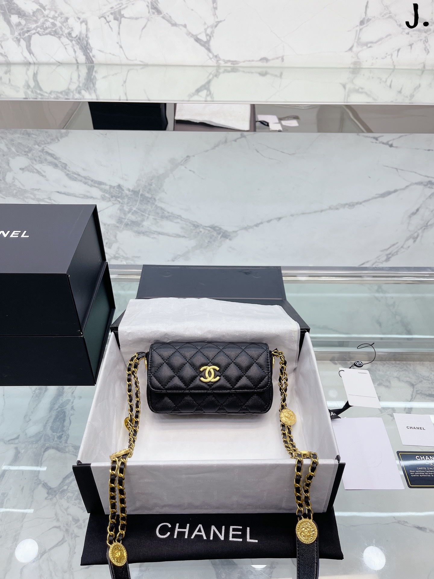 J0 Chanel22A金币woc 发财包 这个系列真的必买也是闭买每一款都好看做工相比前一季的金币感觉更加精致 每个金币都是不同的图案 相较其它只能装可爱的小包价格也很合适买个内扣当腋下包也十分好看 22 14cm