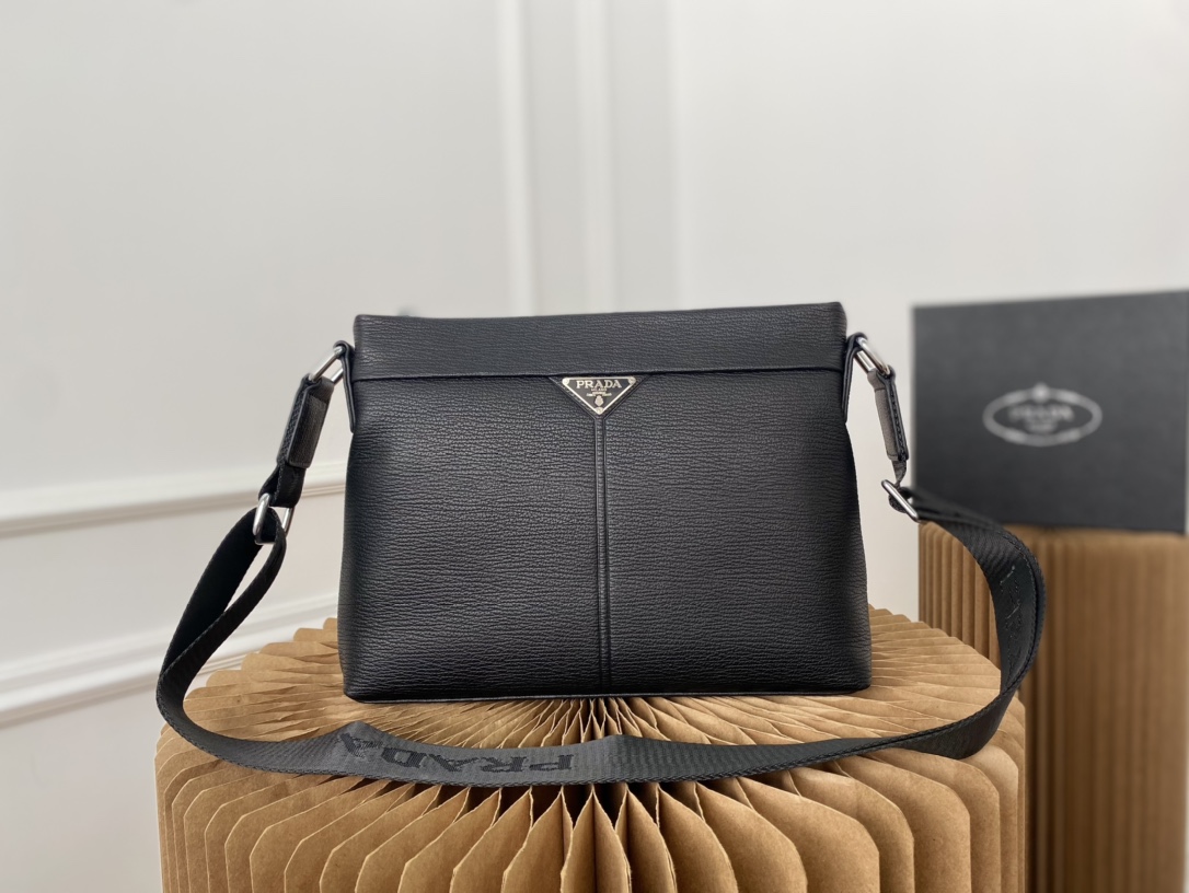 K5  普拉达 Prada  原单原版牛皮邮差包 单肩包 斜挎包男包 采用精湛镶嵌细工，经典百搭 实物拍摄 原厂原版面料 高端品质 配送小票防尘袋 30 x 22 cm。