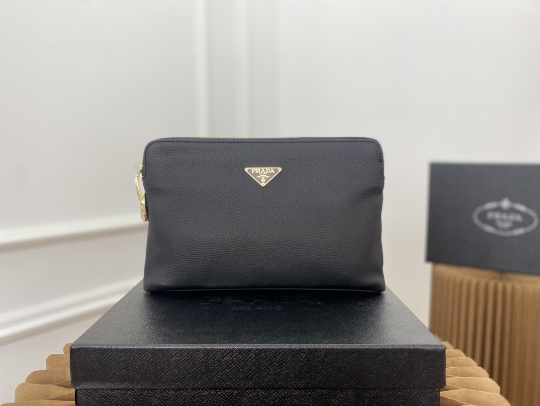 J0  普拉达 Prada  密码锁牛皮手拿包 夹包 男包 采用精湛镶嵌细工，经典百搭 实物拍摄 原厂原版面料 高端品质 配送小票防尘袋 28 x 18 cm。