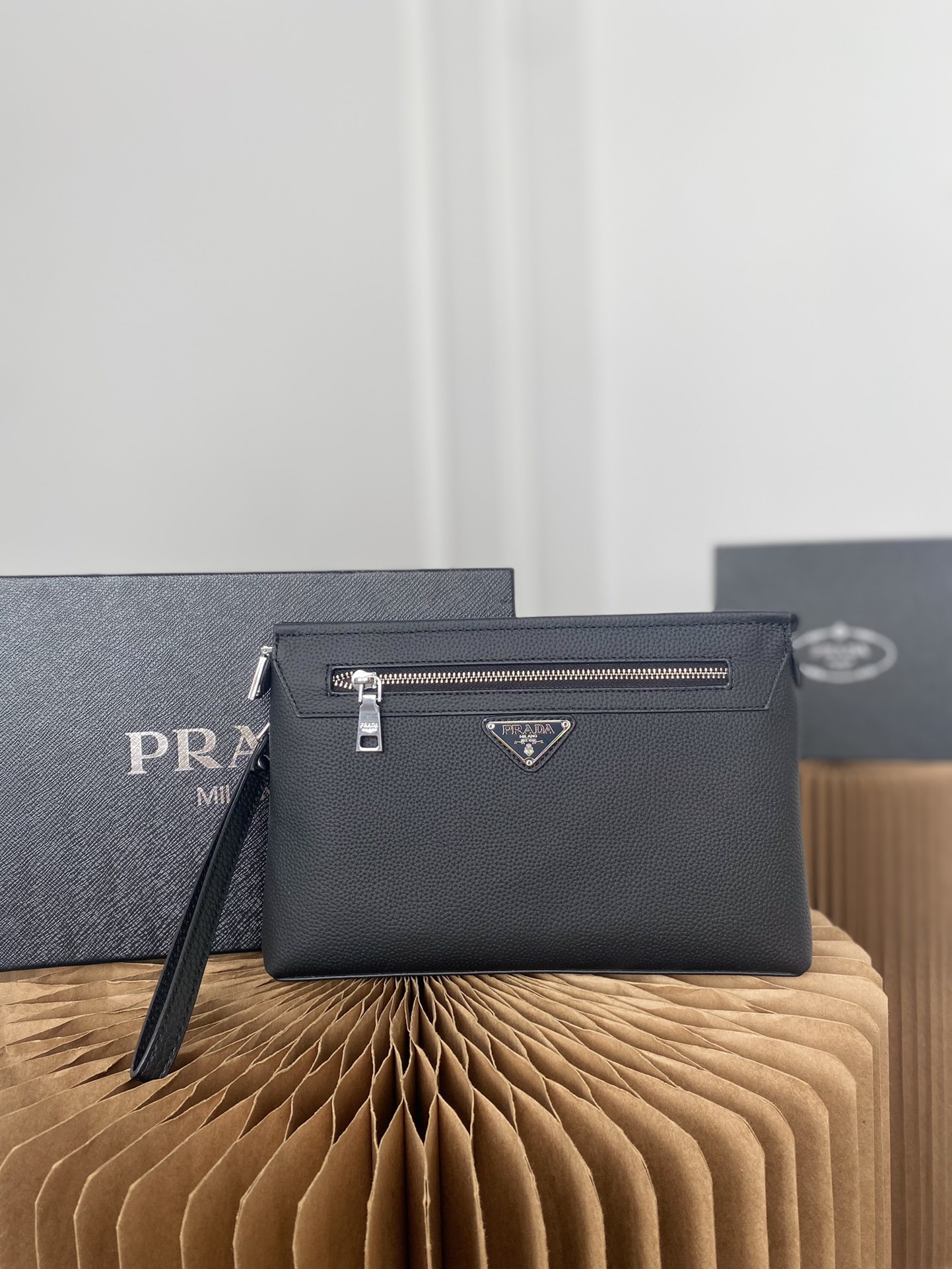 J0  普拉达 Prada  三角标牛皮手拿包 夹包 男包 采用精湛镶嵌细工，经典百搭 实物拍摄 原厂原版面料 高端品质 配送小票防尘袋 28 x 18 cm。