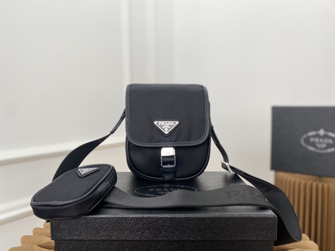 J5  普拉达 Prada  Saffiano尼龙布二合一手机包 单肩包 斜挎包 采用精湛镶嵌细工，经典百搭 实物拍摄 原厂原版面料 配送小票防尘袋 礼盒 15 x 18 cm