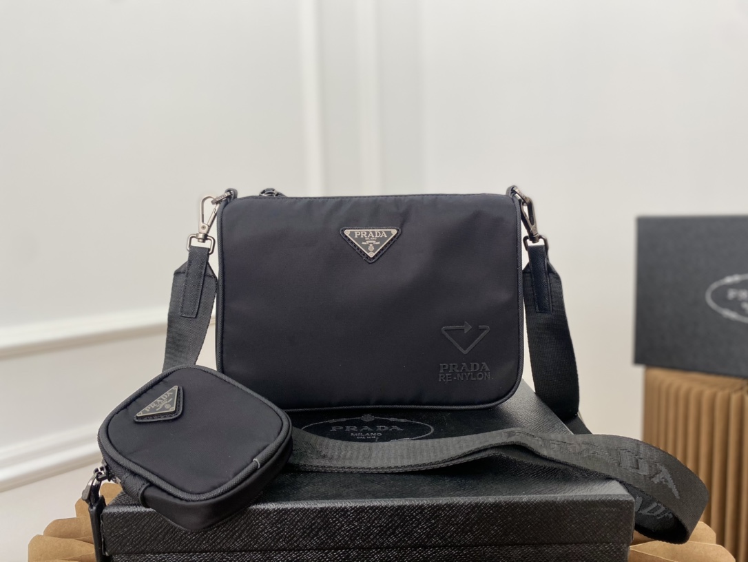 J0  普拉达 Prada  Hobo尼龙布三角标二合一单肩包 男士斜挎包 采用精湛镶嵌细工，经典百搭 实物拍摄 原厂原版面料 配送小票防尘袋 礼盒 24 x 18 cm