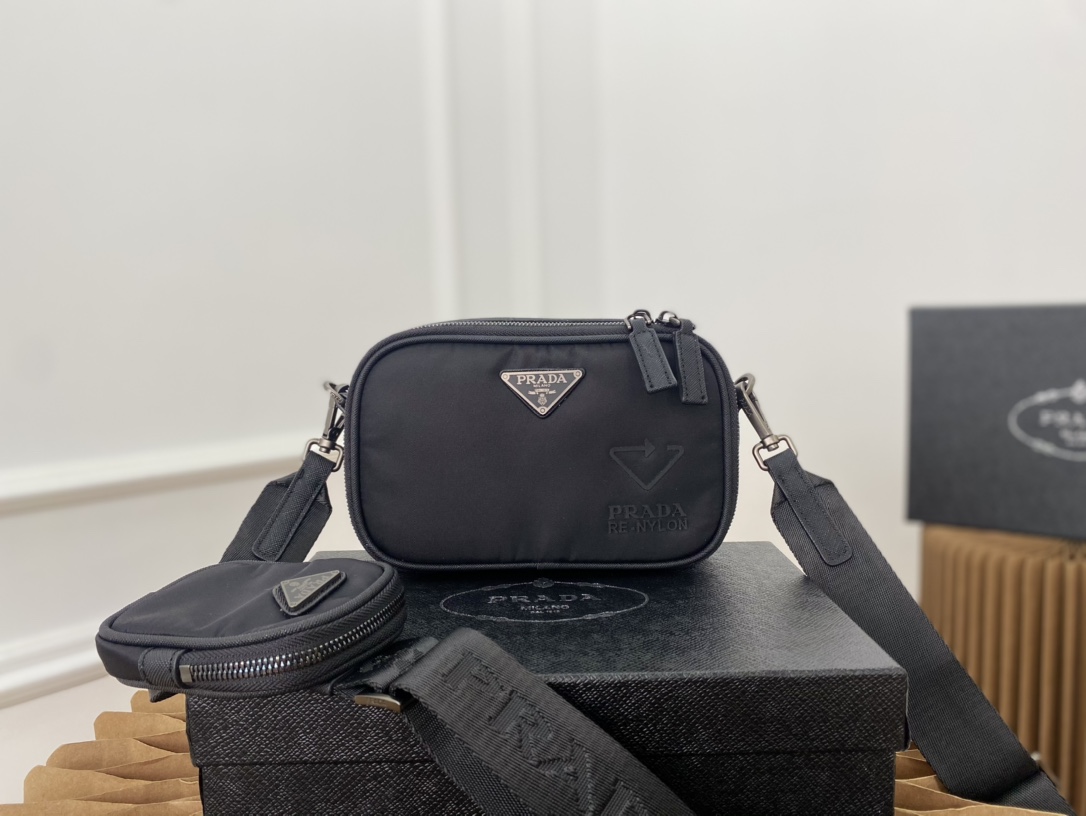 J0  普拉达 Prada  二合一防水布邮差包 单肩包斜挎包 采用精湛镶嵌细工，经典百搭 实物拍摄 原厂原版面料 高端品质 配送小票防尘袋 礼盒 20 x 12 cm。