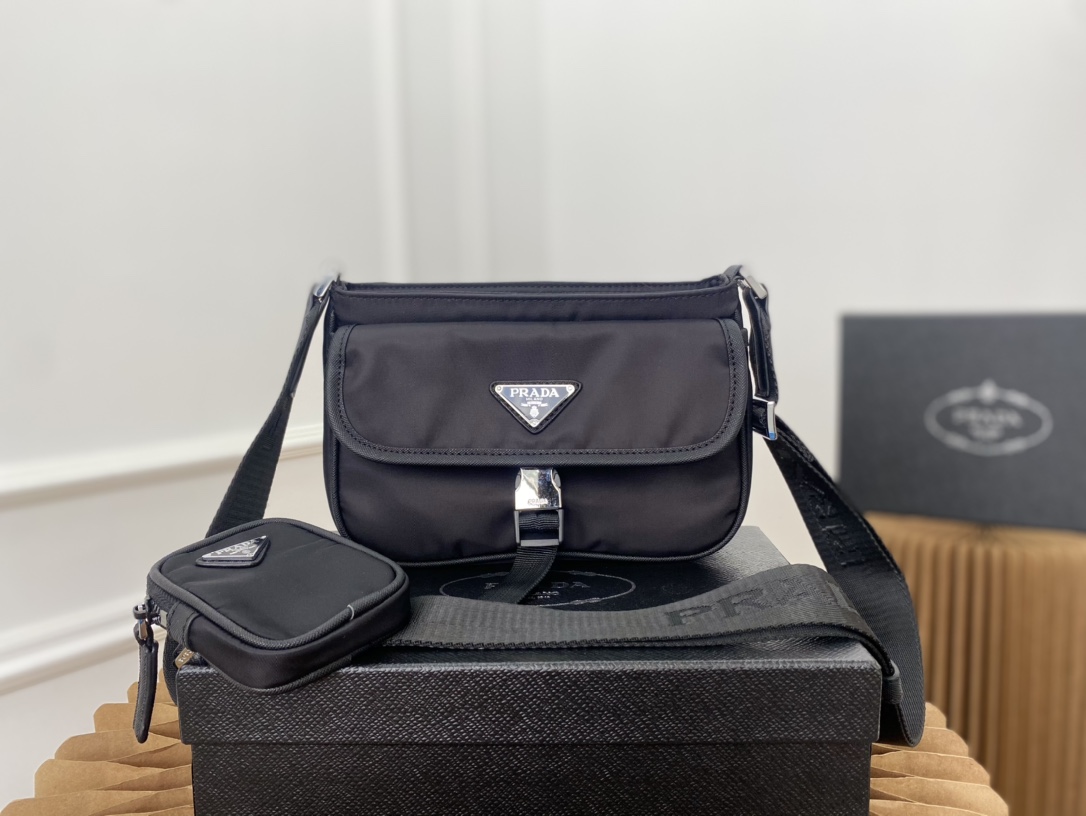 J5  普拉达 Prada  Saffiano尼龙布三角标二合一邮差包 单肩斜挎包 采用精湛镶嵌细工，经典百搭 实物拍摄 原厂原版面料 2VH133 配送小票防尘袋 礼盒 23 x 15 cm