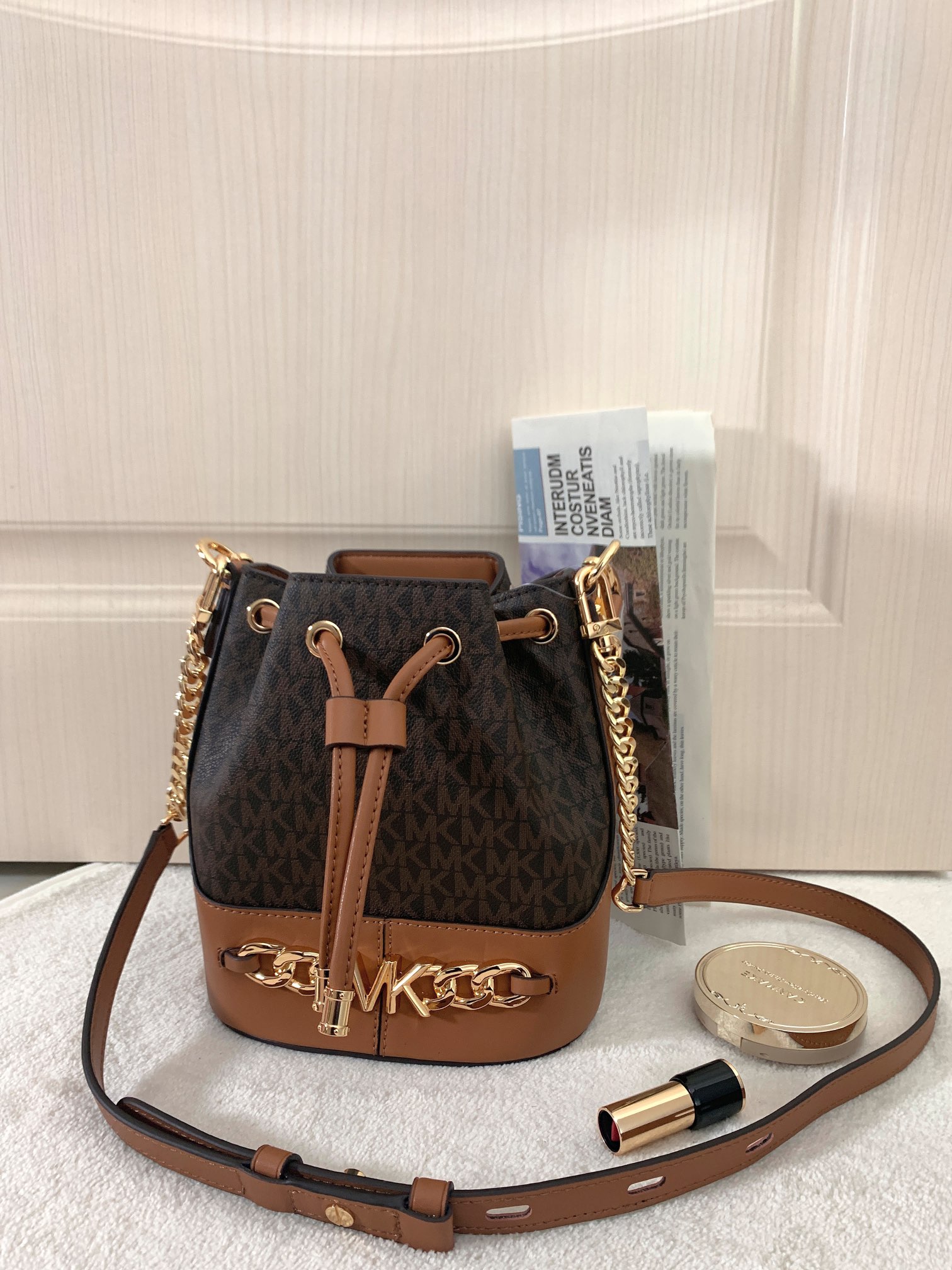 Michael Kors ～采用精美皮革打造 柔软立体包型搭配MK金属件装饰