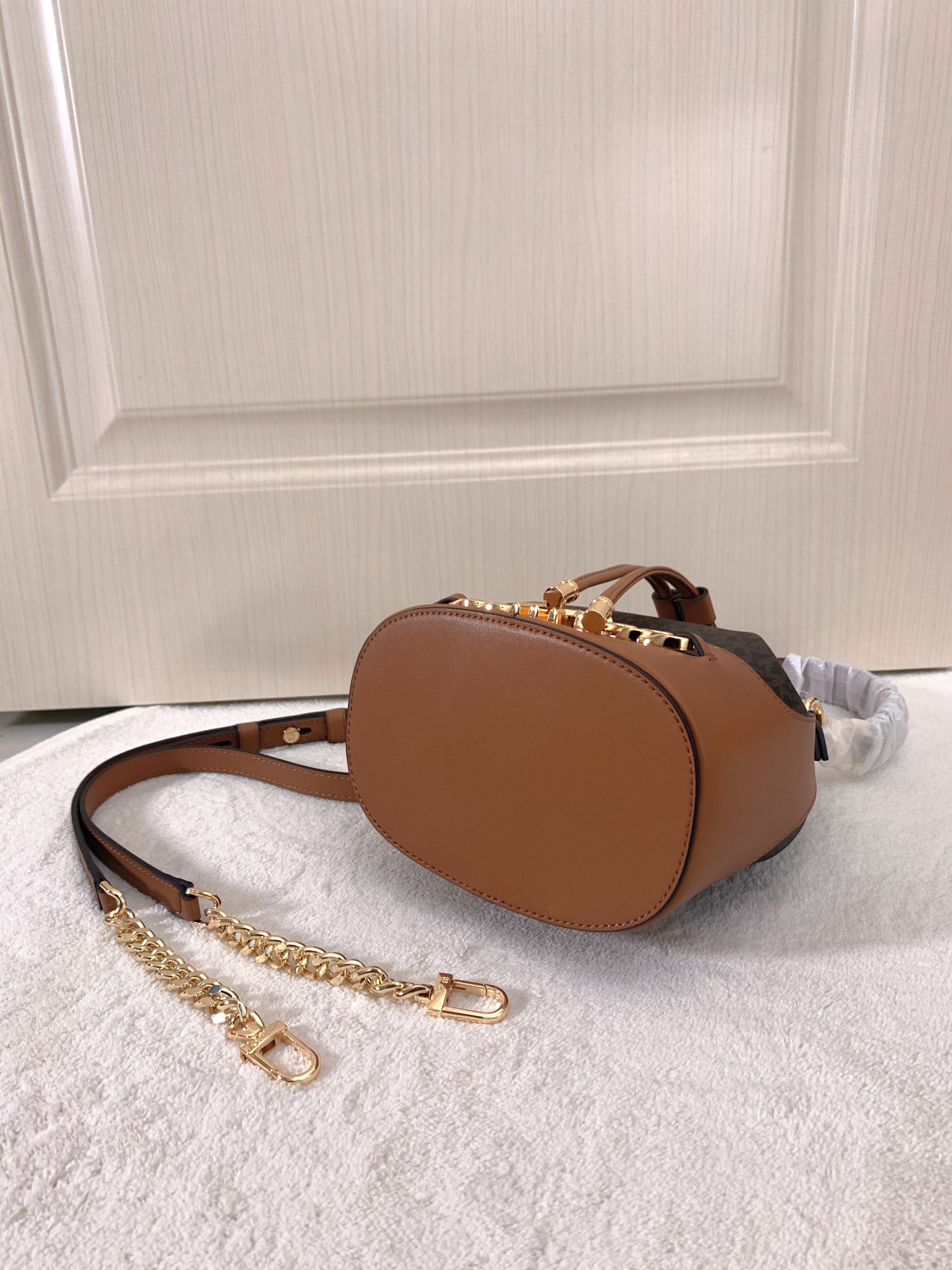 Michael Kors ～采用精美皮革打造 柔软立体包型搭配MK金属件装饰