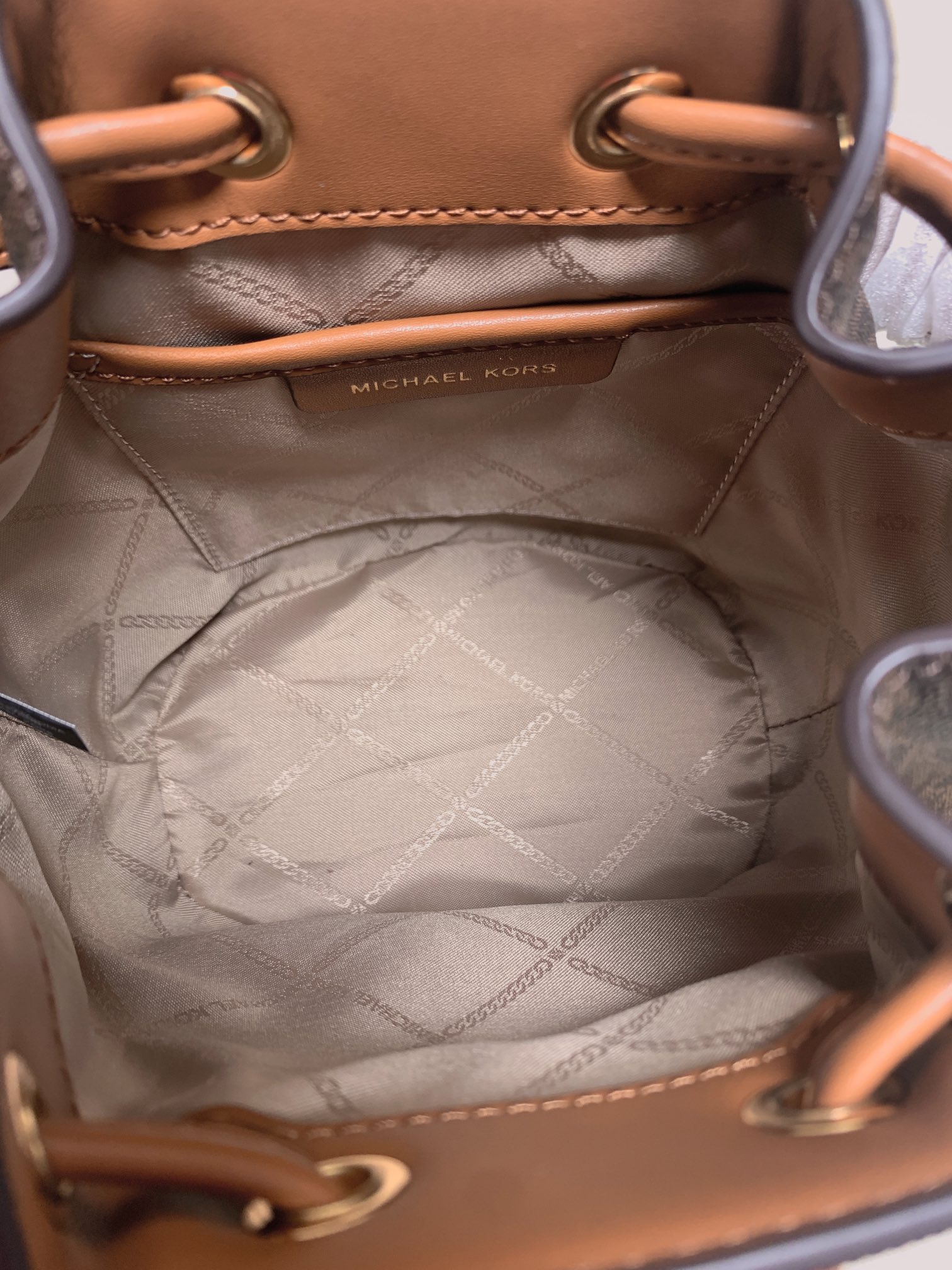 Michael Kors ～采用精美皮革打造 柔软立体包型搭配MK金属件装饰