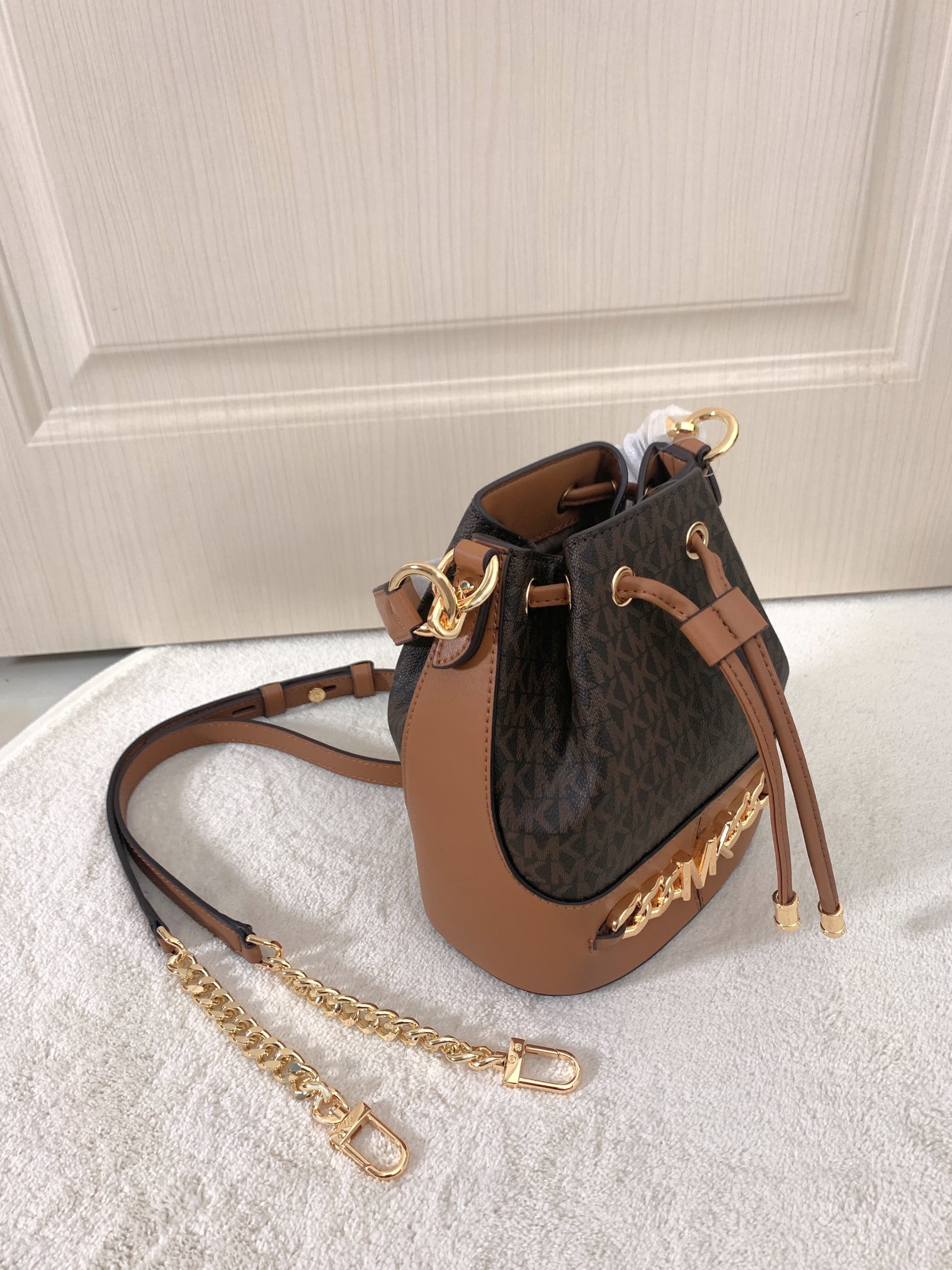 Michael Kors ～采用精美皮革打造 柔软立体包型搭配MK金属件装饰