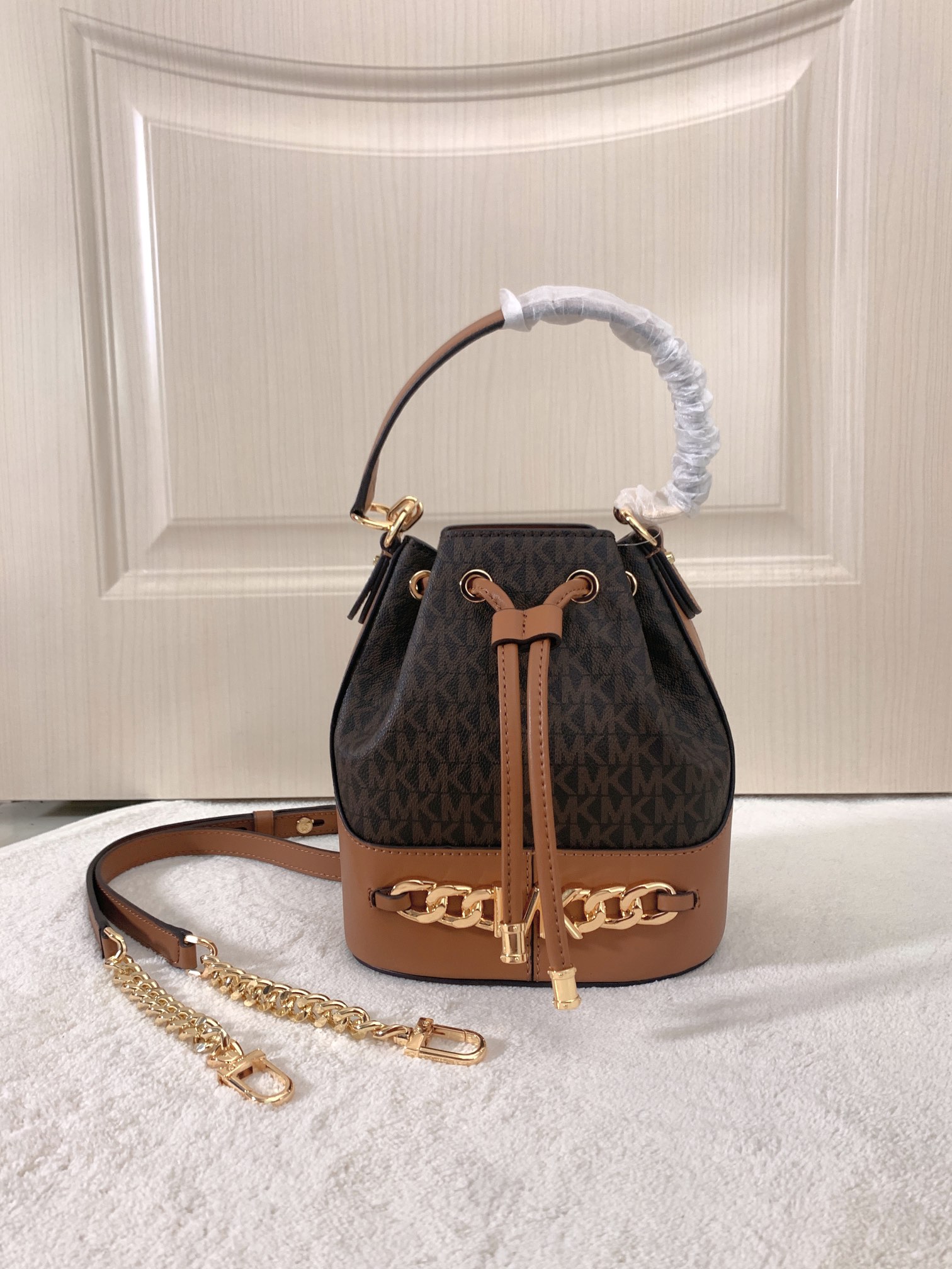 Michael Kors ～采用精美皮革打造 柔软立体包型搭配MK金属件装饰