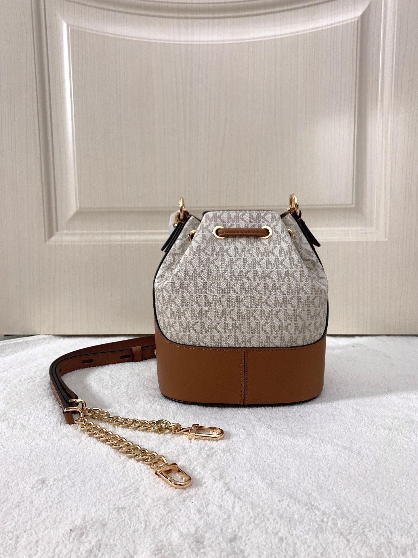 Michael Kors ～采用精美皮革打造 柔软立体包型搭配MK金属件装饰